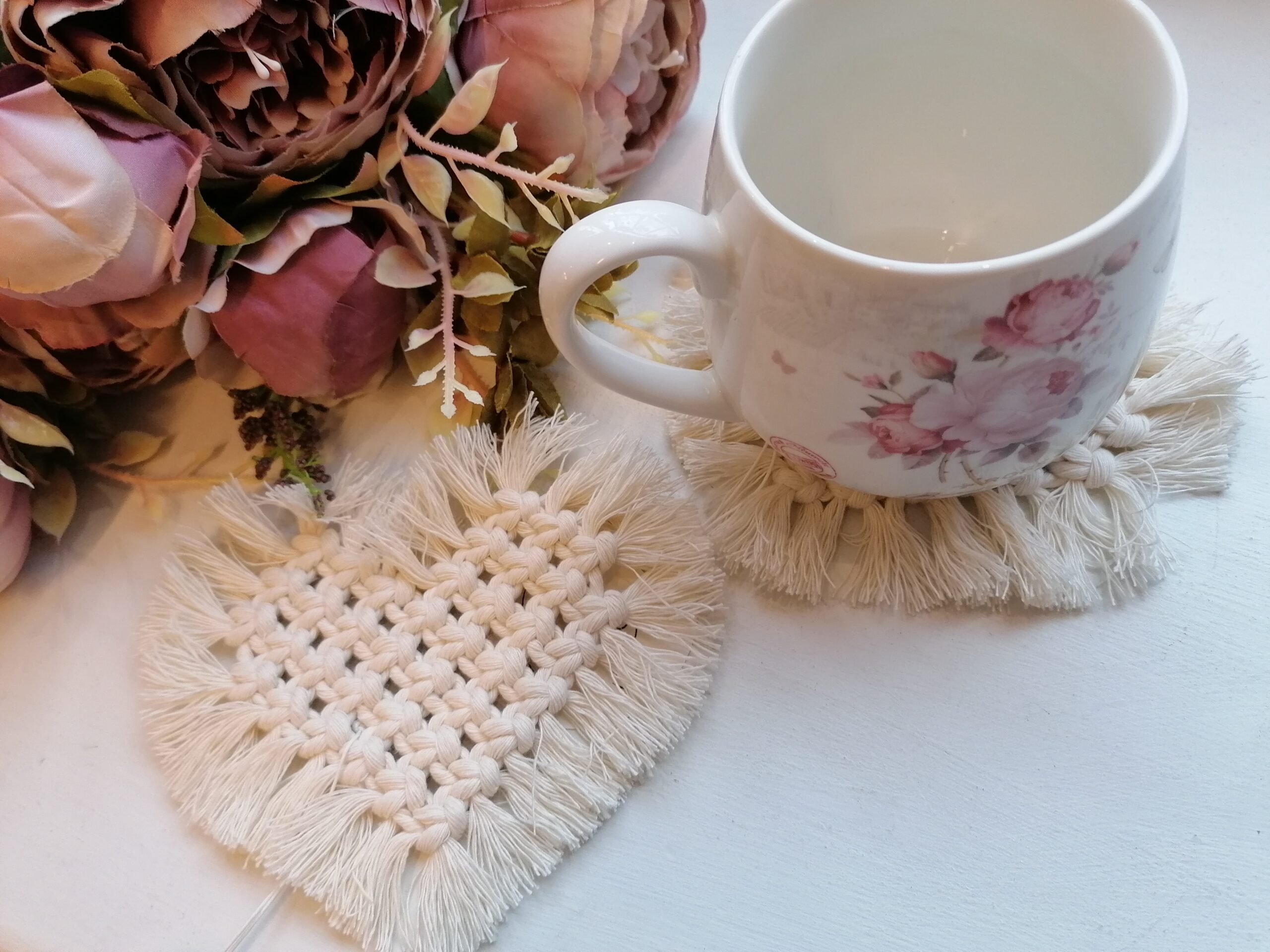 Makramee-tehnikas valminud südamekujuline kruusi-/tassialus