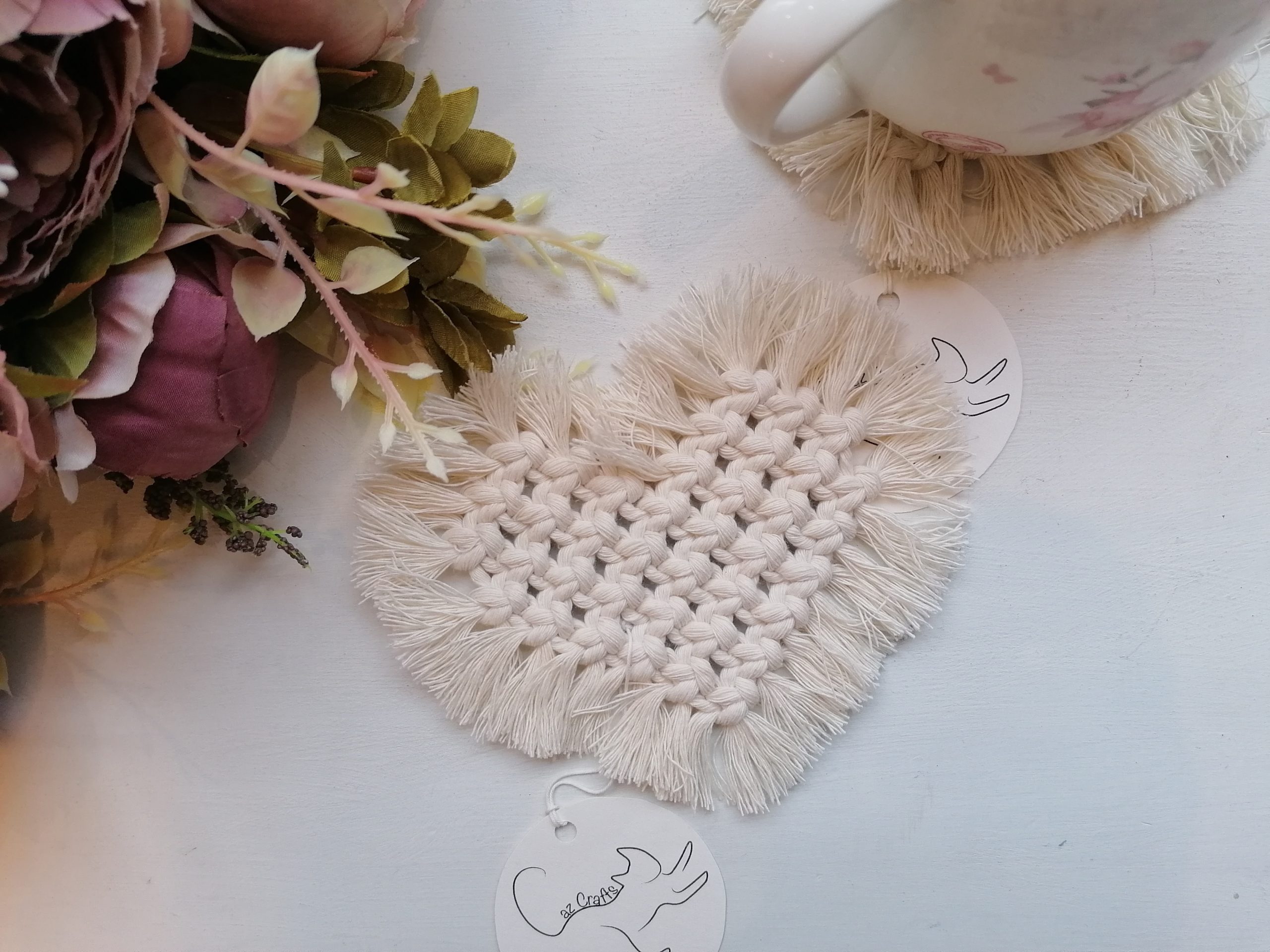 Makramee-tehnikas valminud südamekujuline kruusi-/tassialus