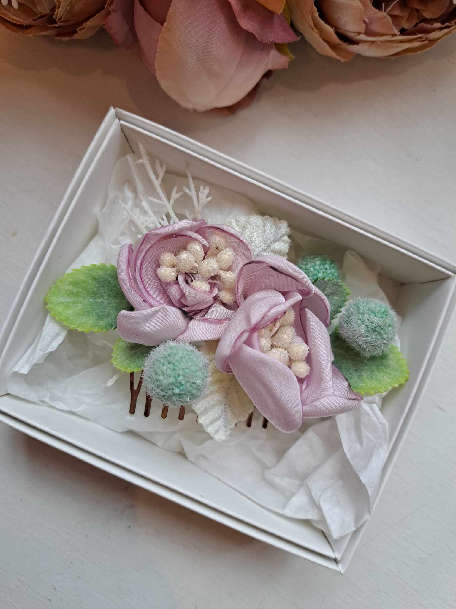 Kaunis ja pidulik juuksekamm