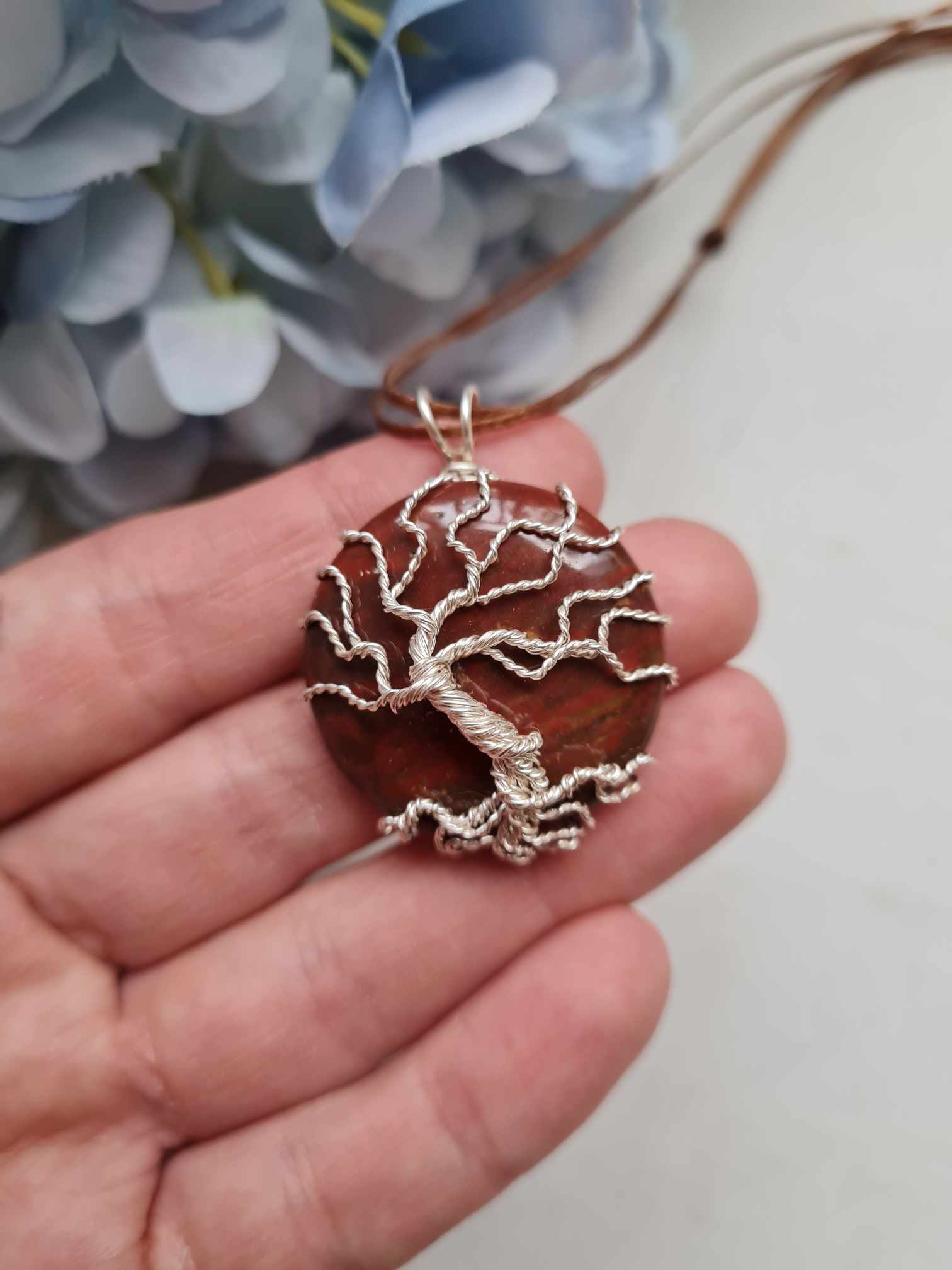 Elupuu kaelakee punase jaspisega