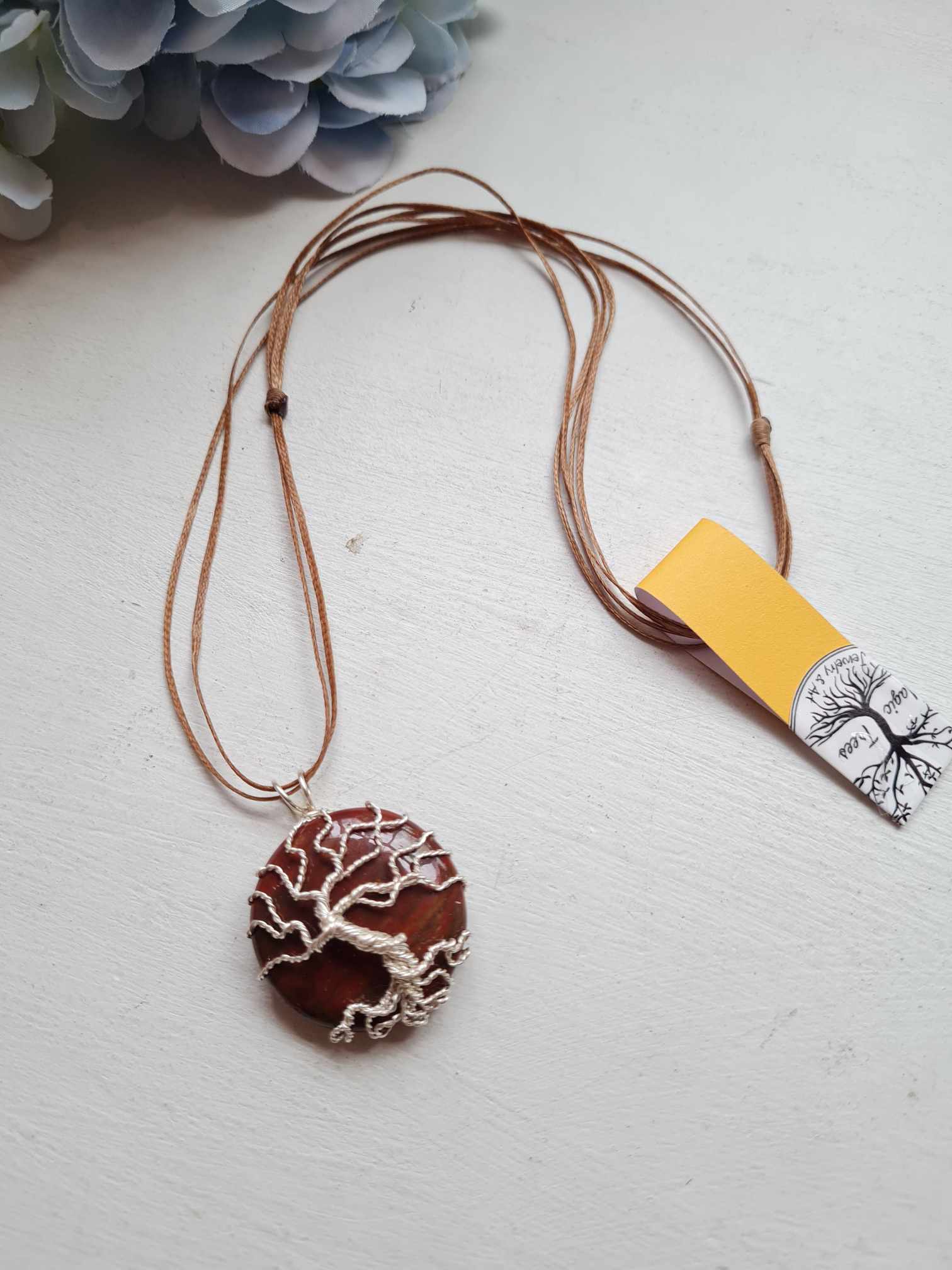 Elupuu kaelakee punase jaspisega