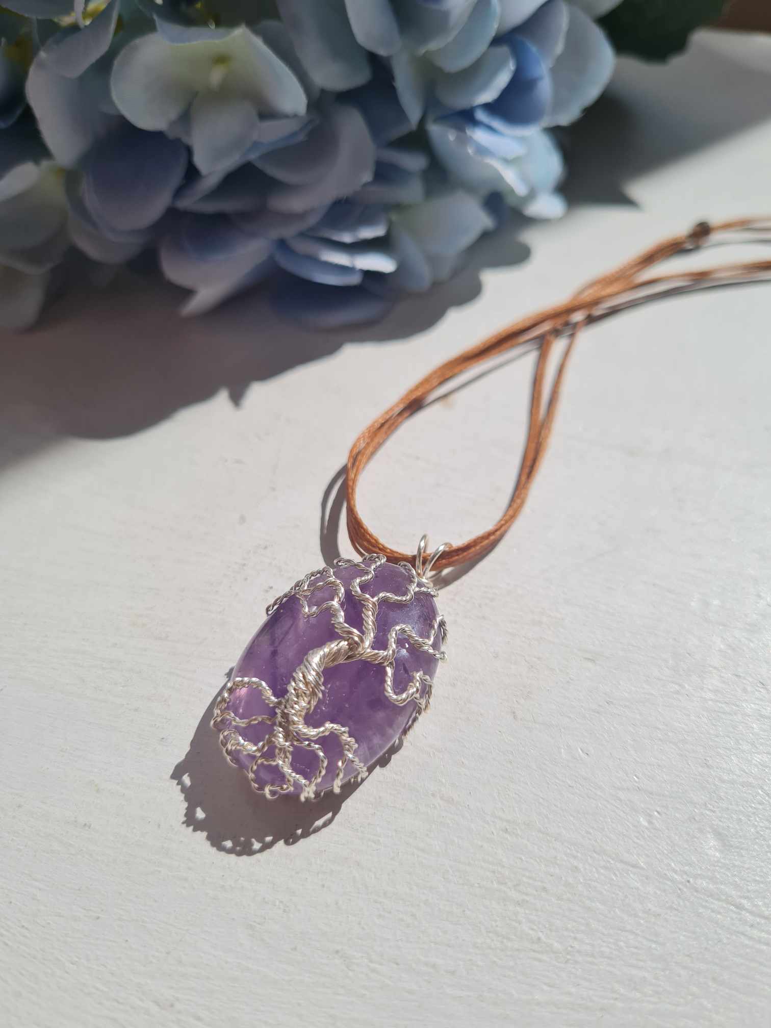 Elupuu kaelakee ametüstiga