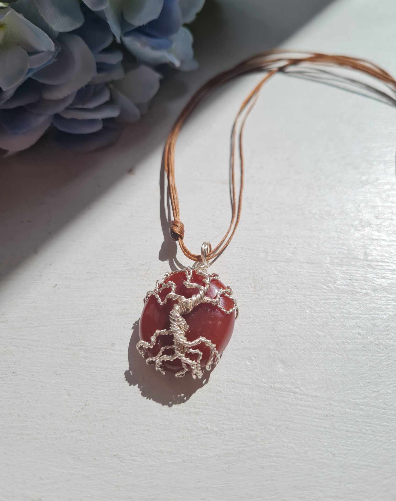 Elupuu kaelakee karneooliga