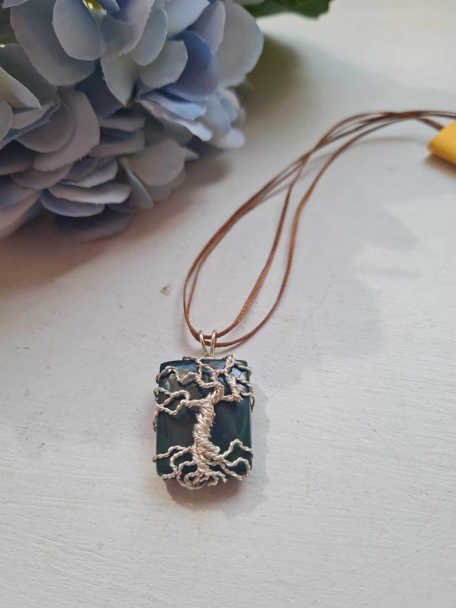 Elupuu kaelakee malahhiidiga