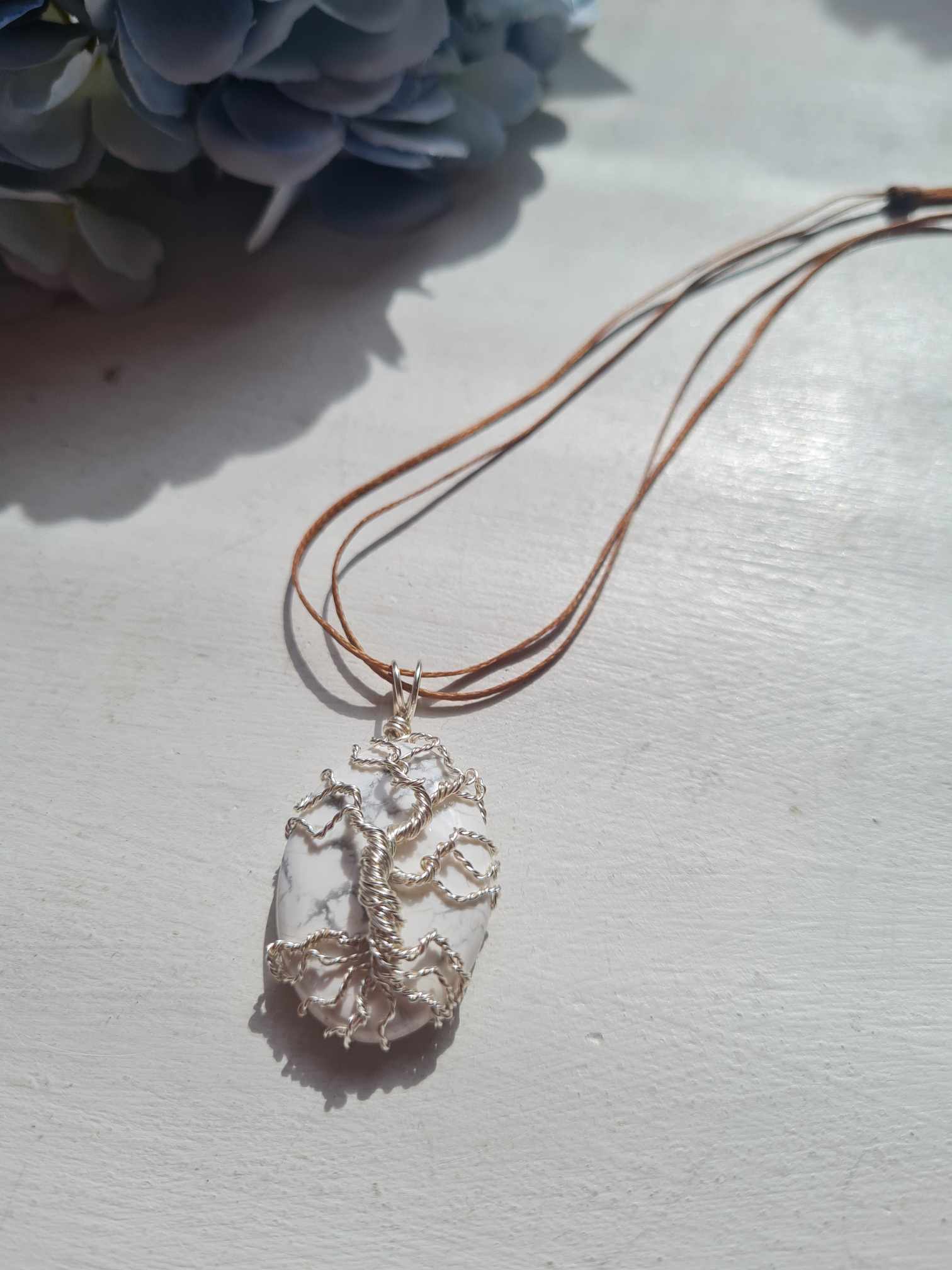 Elupuu kaelakee hauliidiga