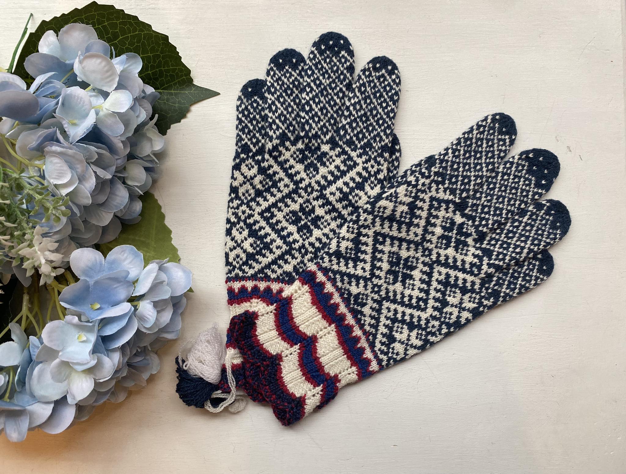 Kihnu kirjatud sõrmikud "Noored ihkavad, vanad vihkavad", tõru muster