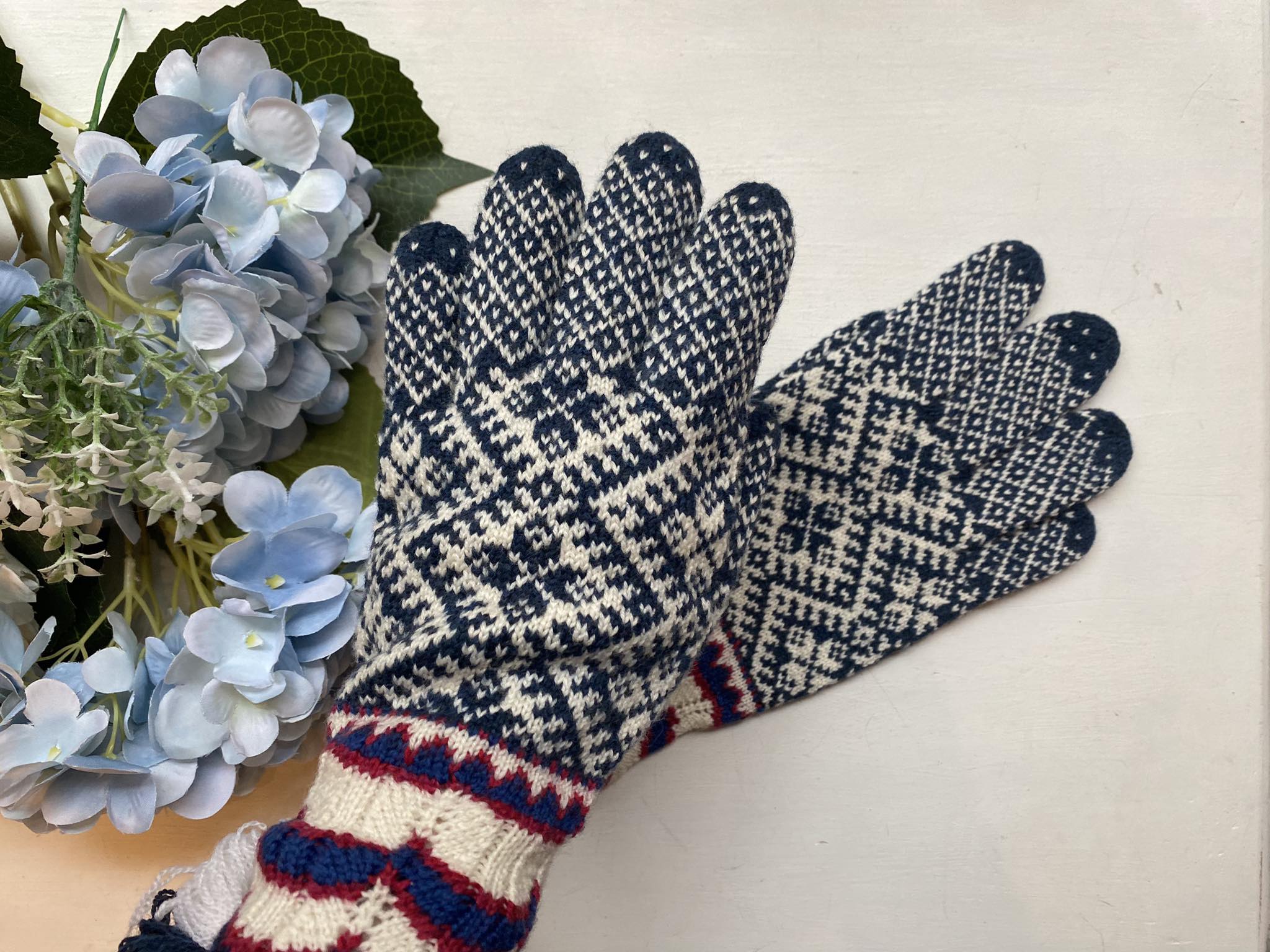 Kihnu kirjatud sõrmikud "Noored ihkavad, vanad vihkavad", tõru muster