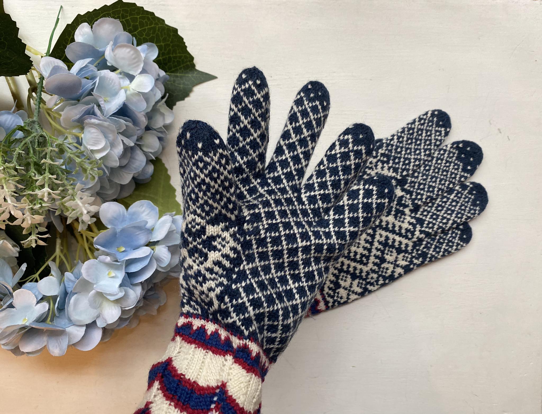 Kihnu kirjatud sõrmikud "Noored ihkavad, vanad vihkavad", tõru muster