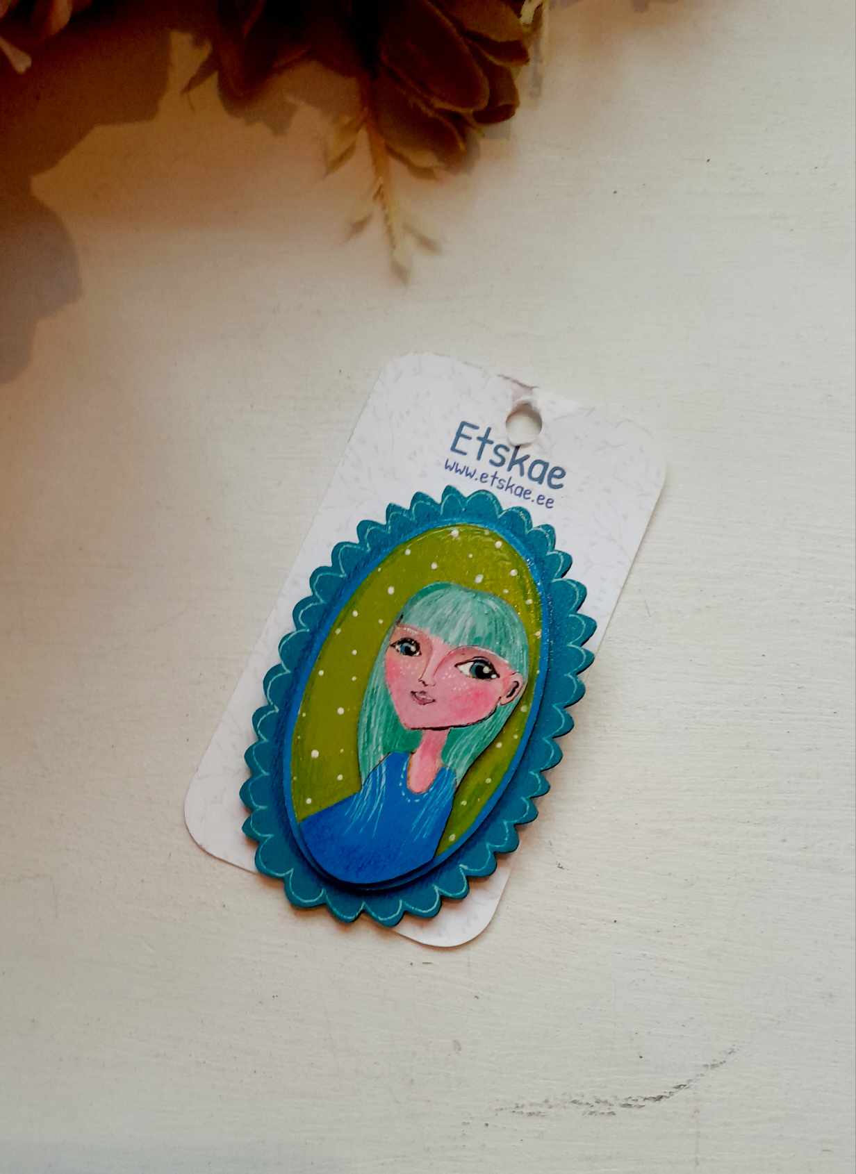 Käsitsi maalitud pross "Naine raamis"