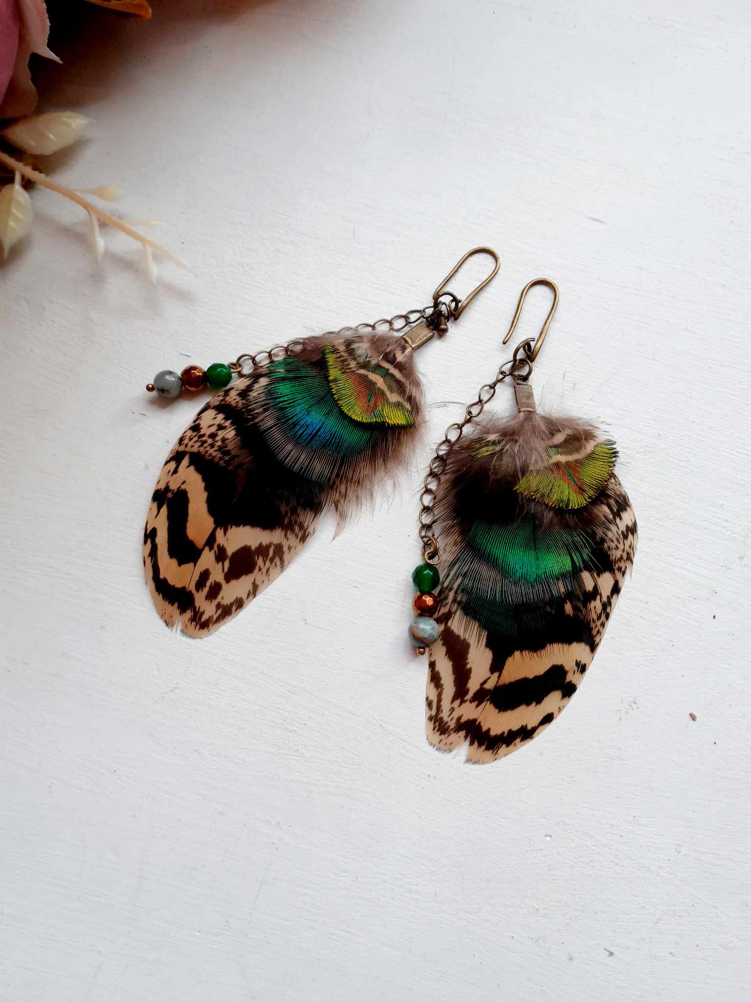 Kaunid paabulinnu sulgedega kõrvarõngad