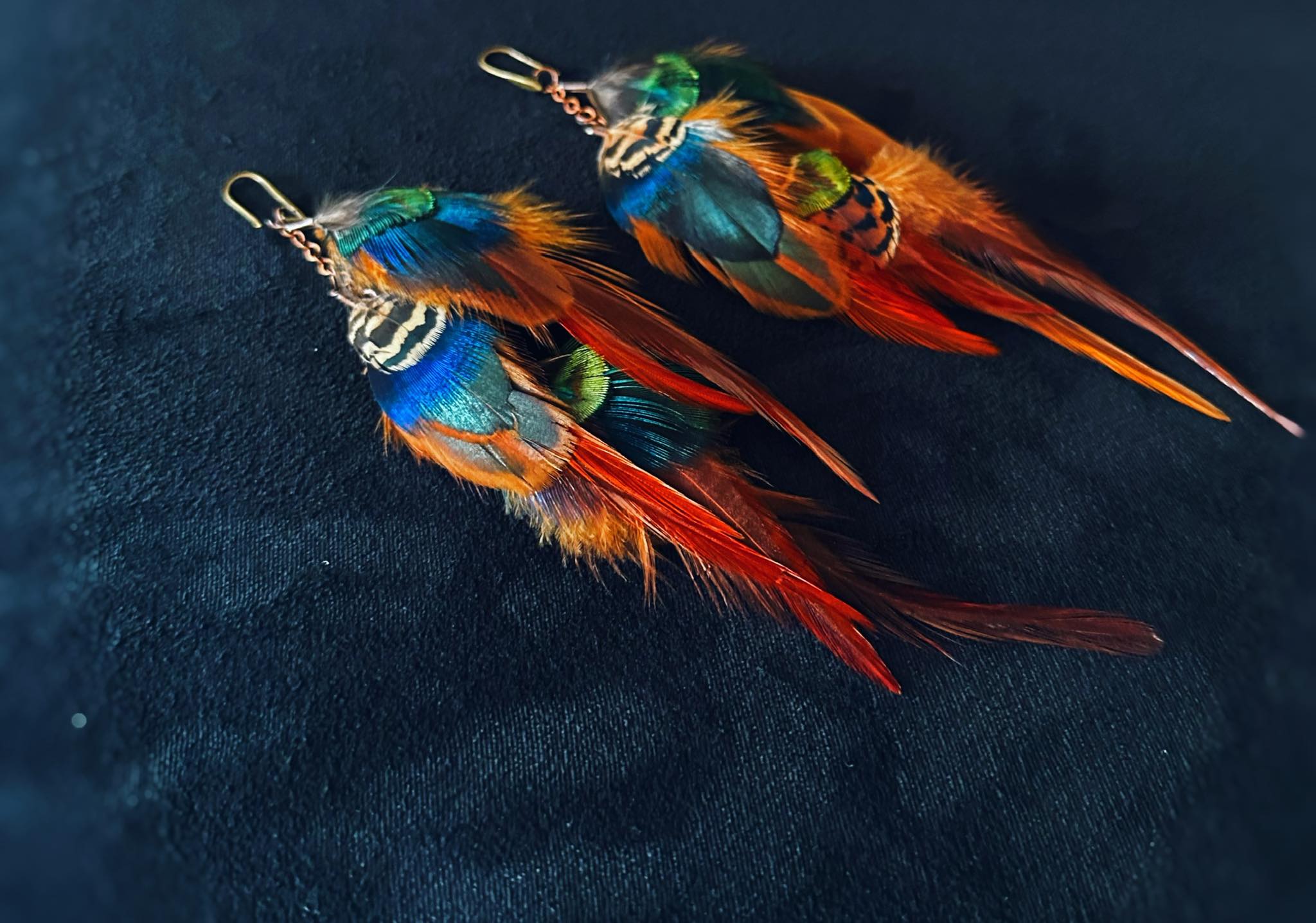 Kaunid, paabulinnu sulgedega kõrvarõngad