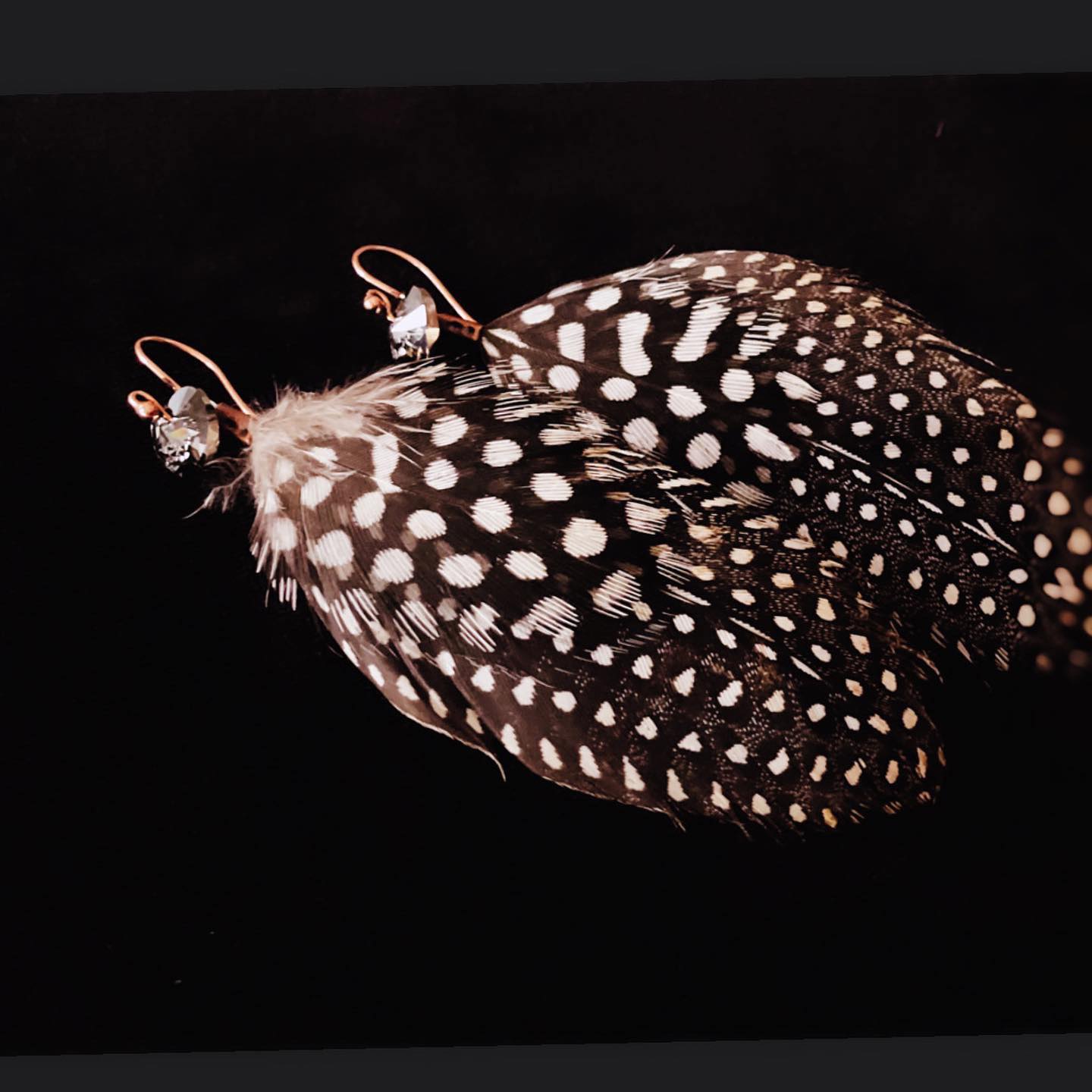 Kaunid pärlkana sulgedega kõrvarõngad