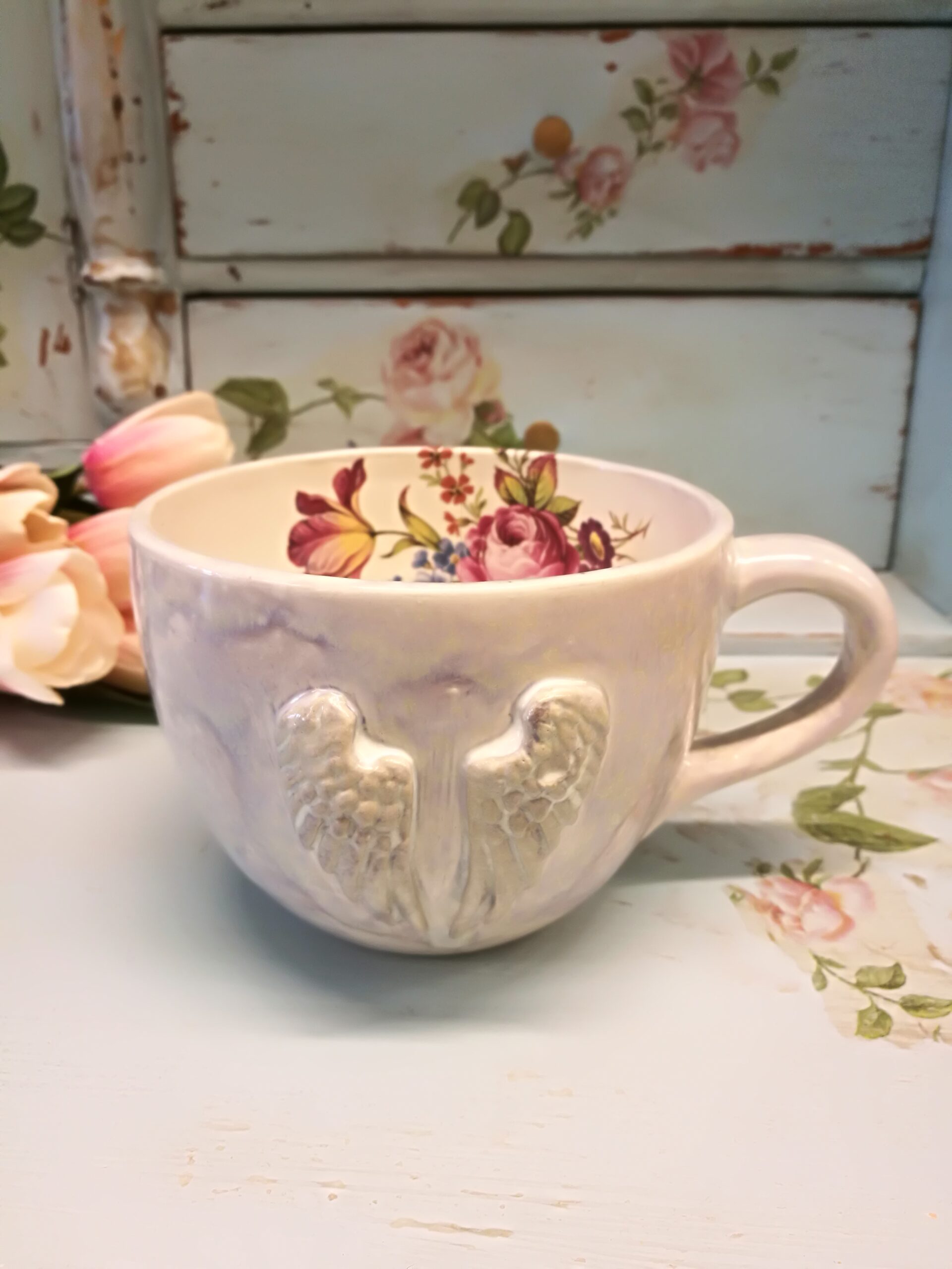 Kaunis inglitiibadega kruus