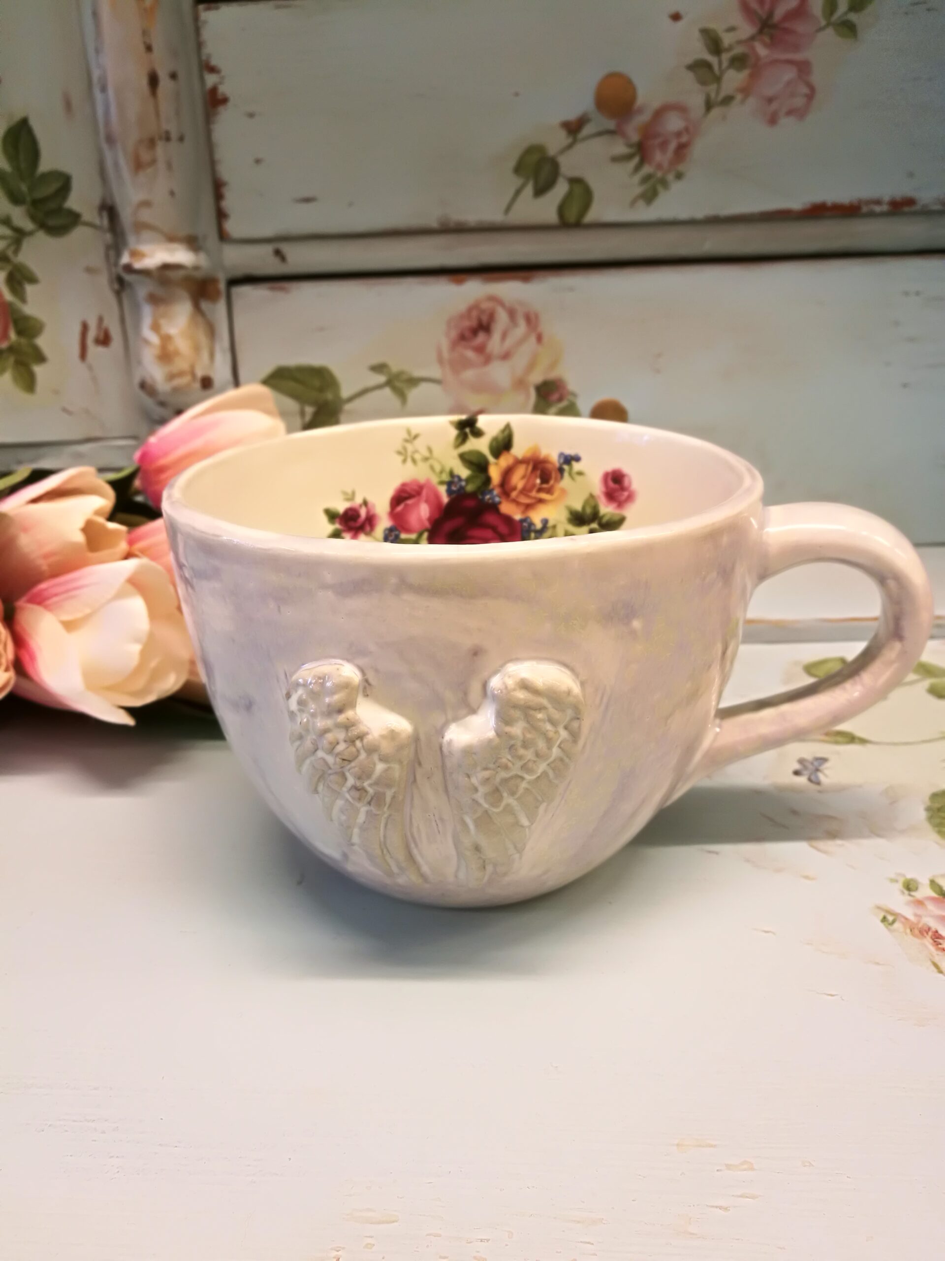 Kaunis inglitiibadega kruus