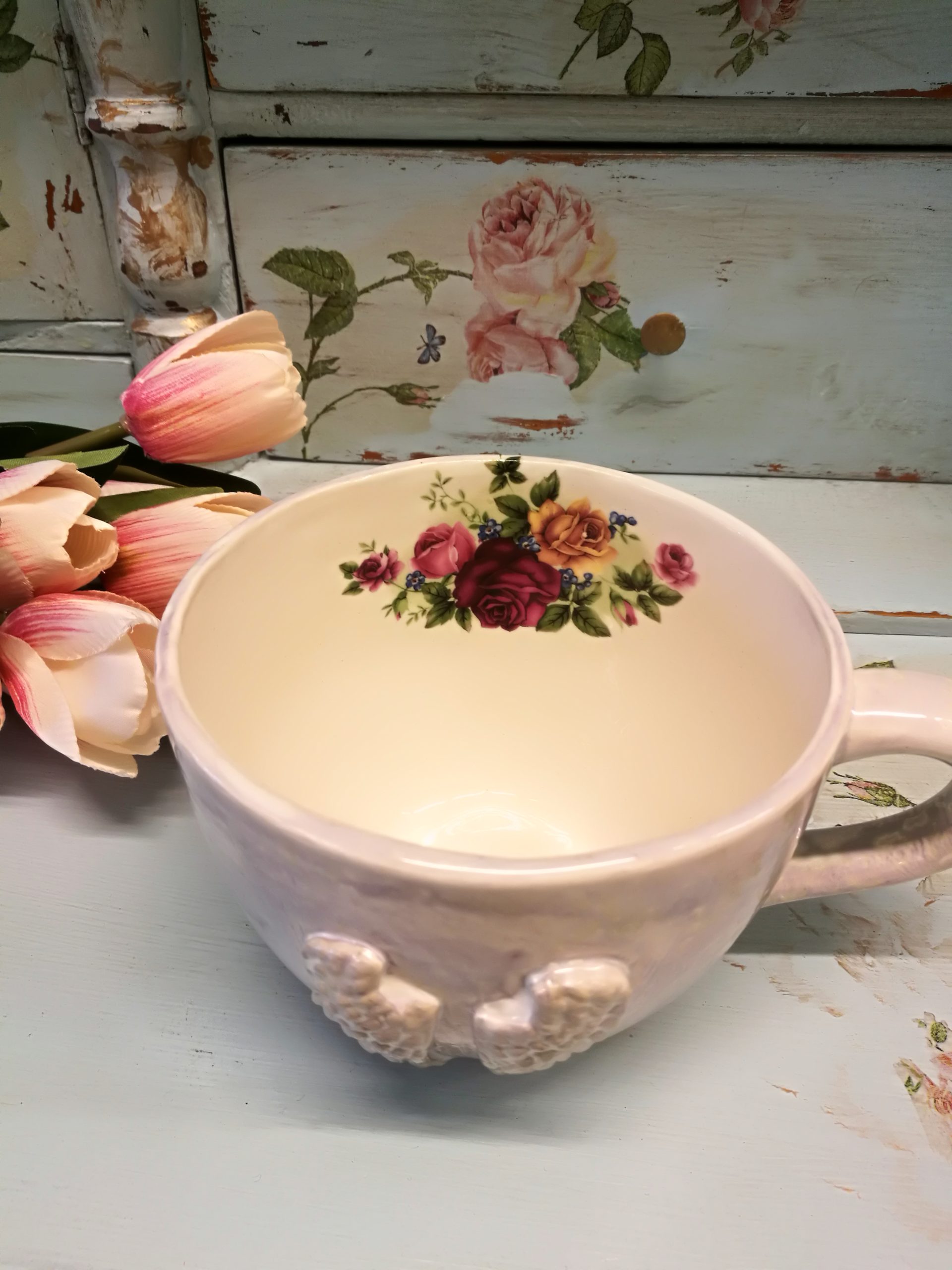 Kaunis inglitiibadega kruus