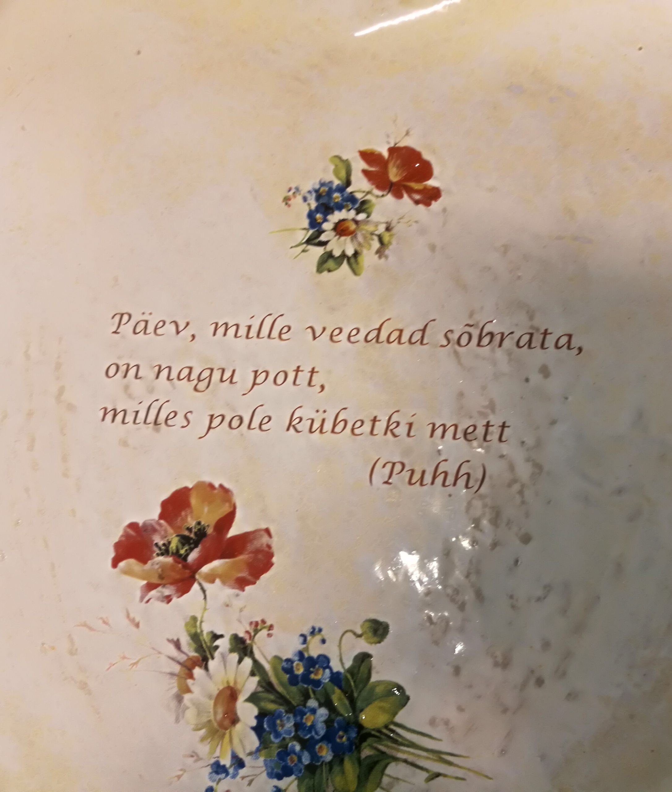 Südamekujuline taldrik sõnumiga, põllulilledega