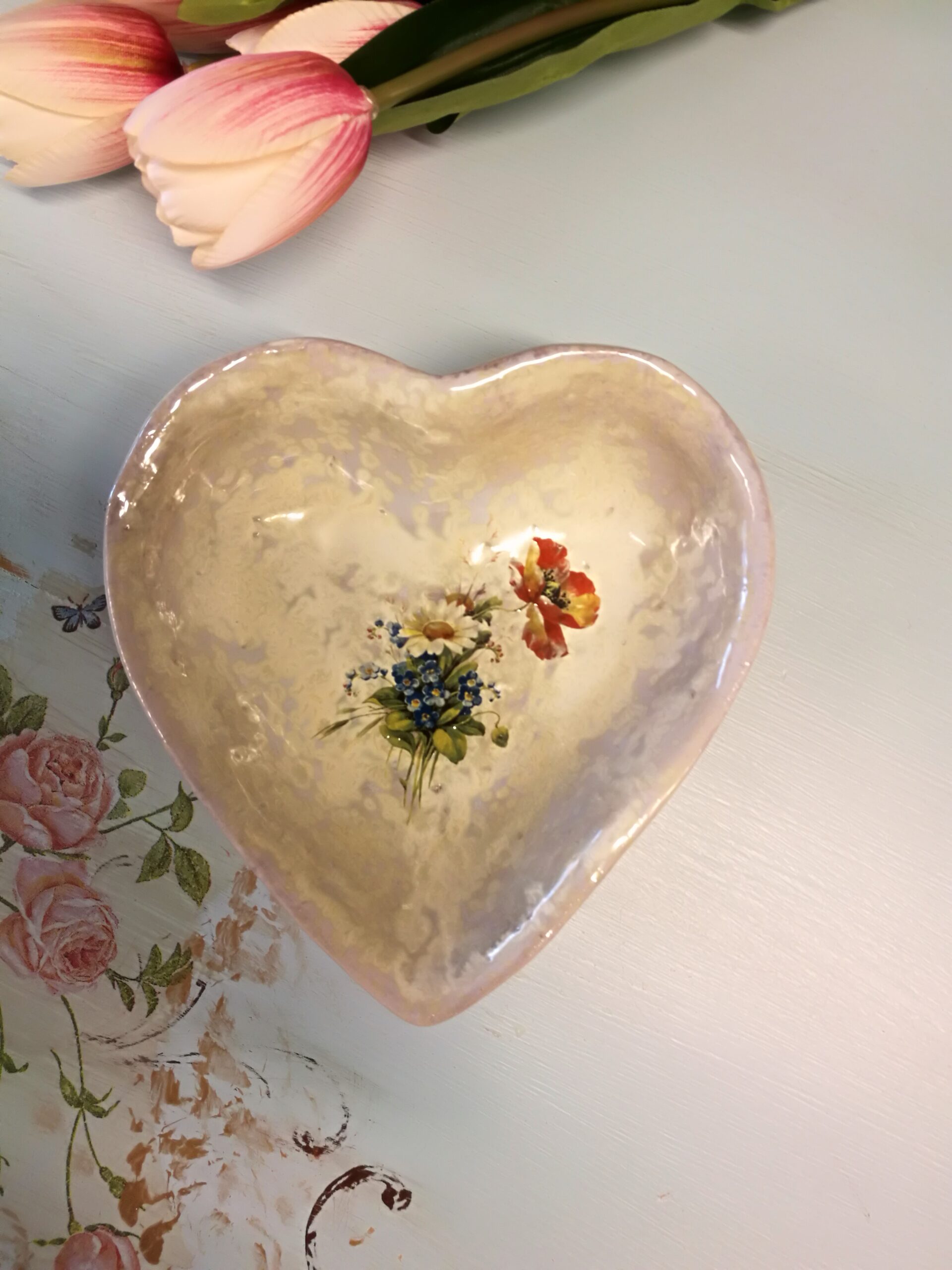 Südamekujuline kauss, põllulilledega