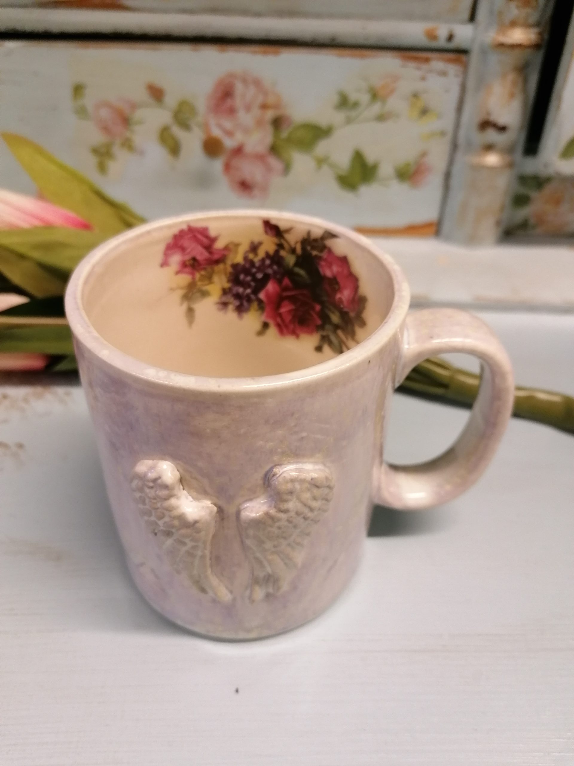 Inglikruus tumeroosade rooside ja kannikestega