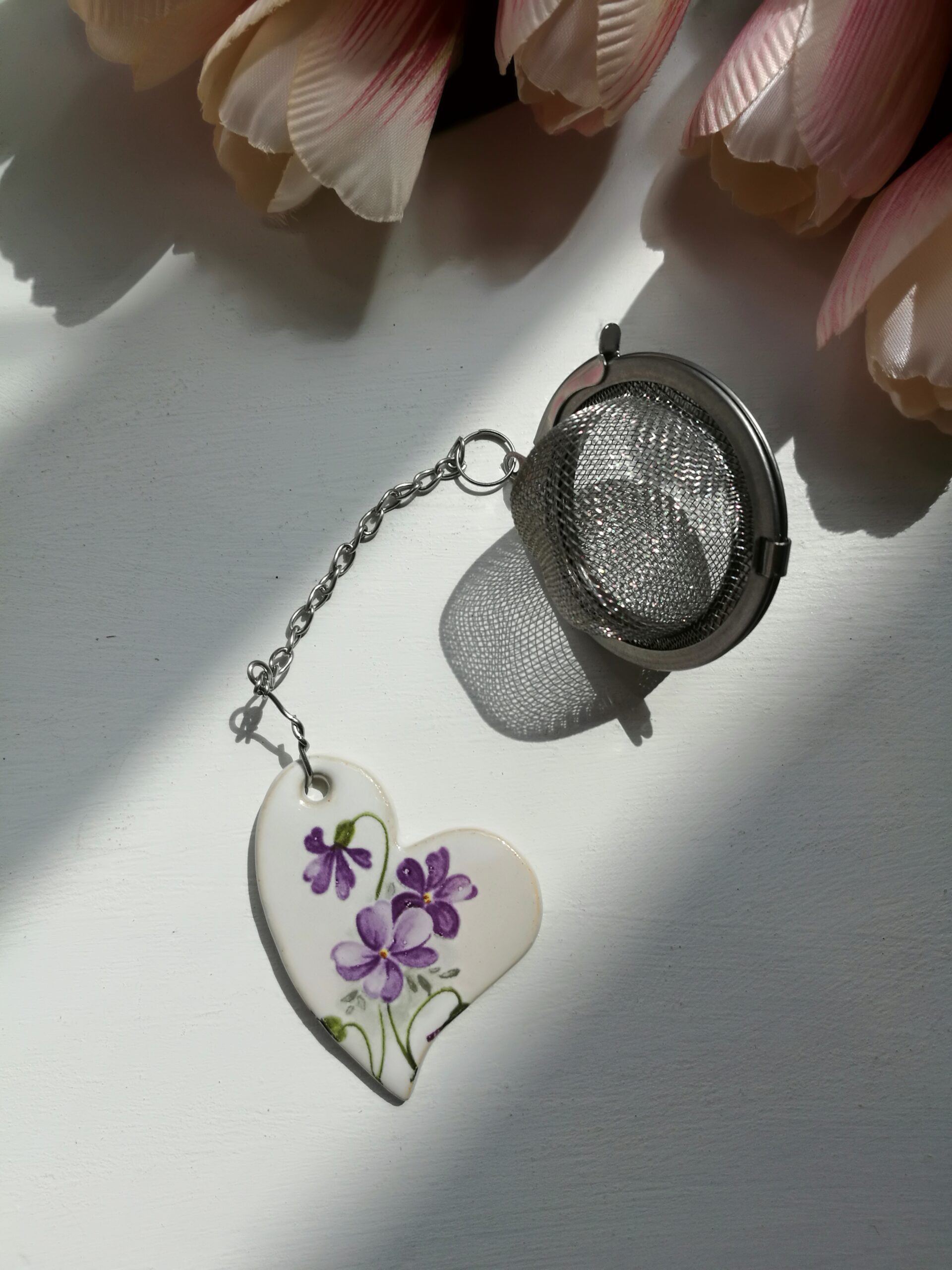 Teesõel kauni lillebuketi pildiga