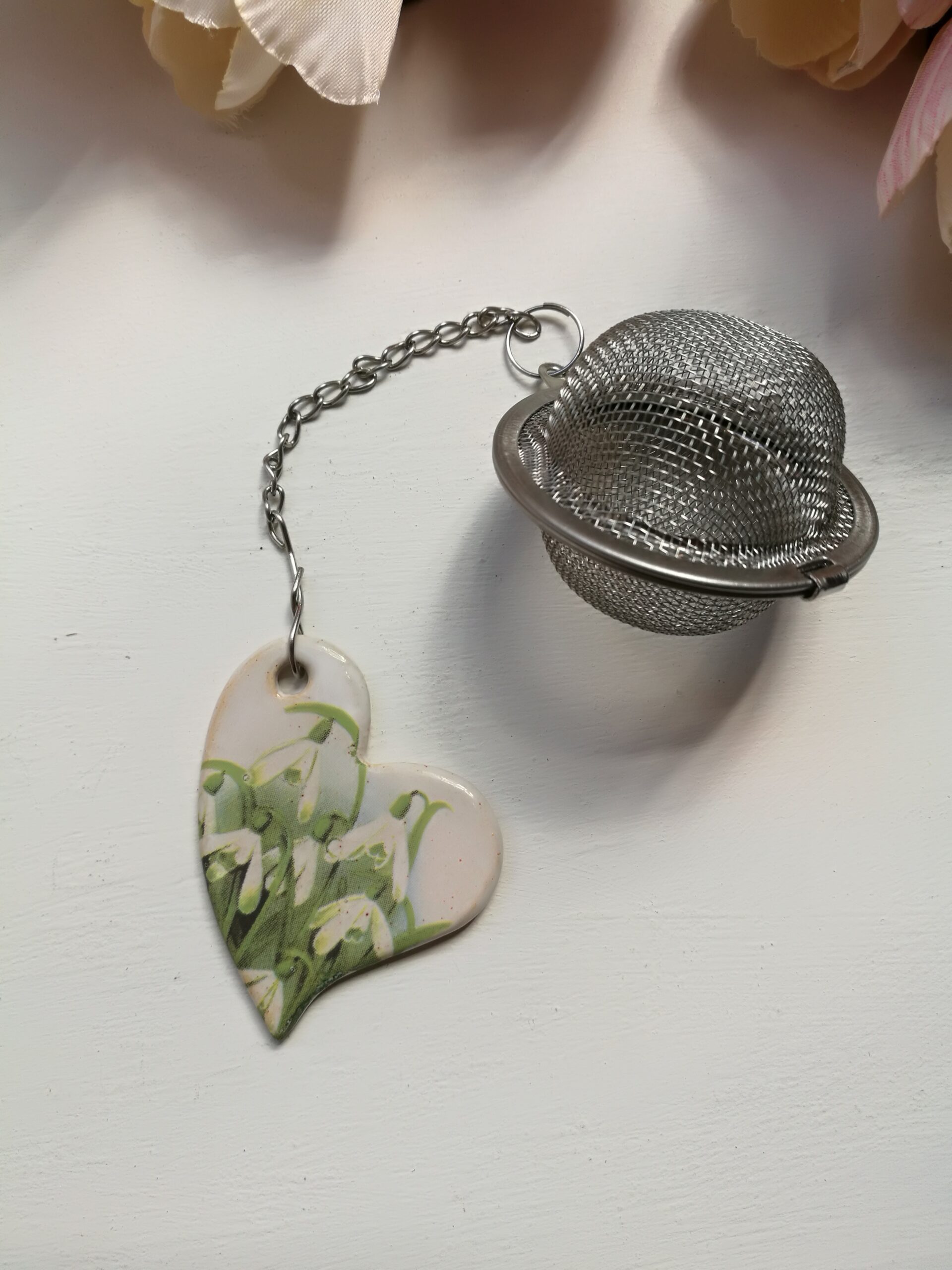 Lumikellukesega teesõel