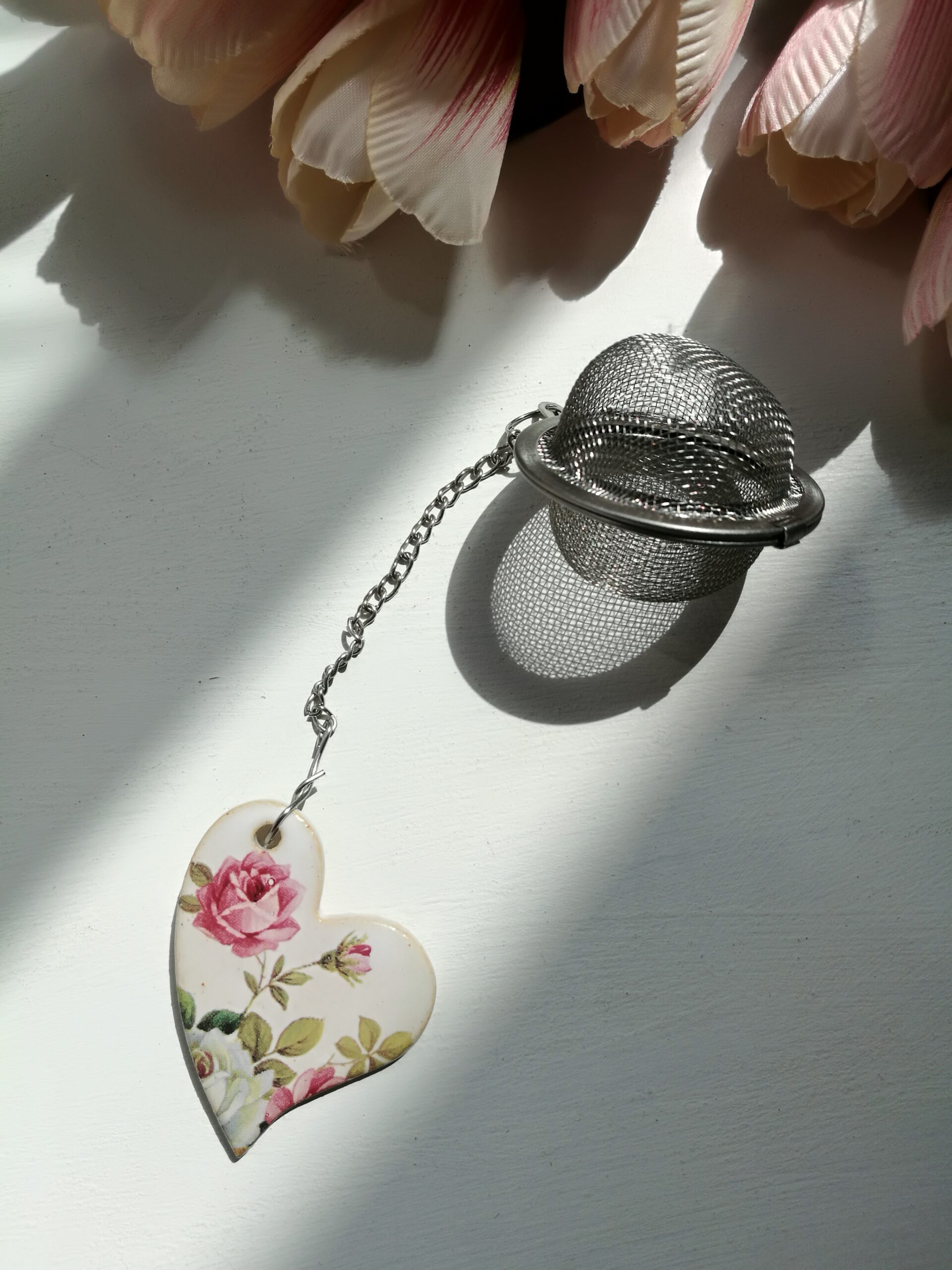 Valge ja roosa roosiga teesõel