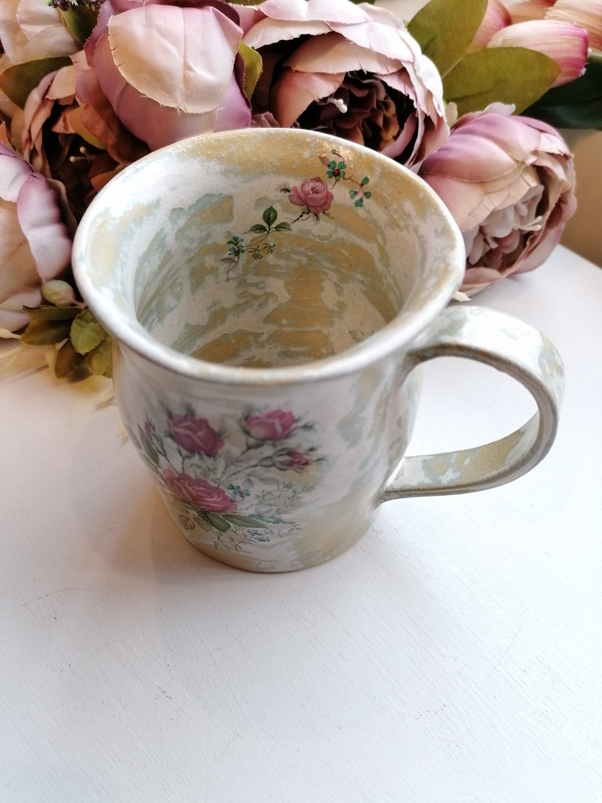 Keraamiline kruus kaunite roosidega