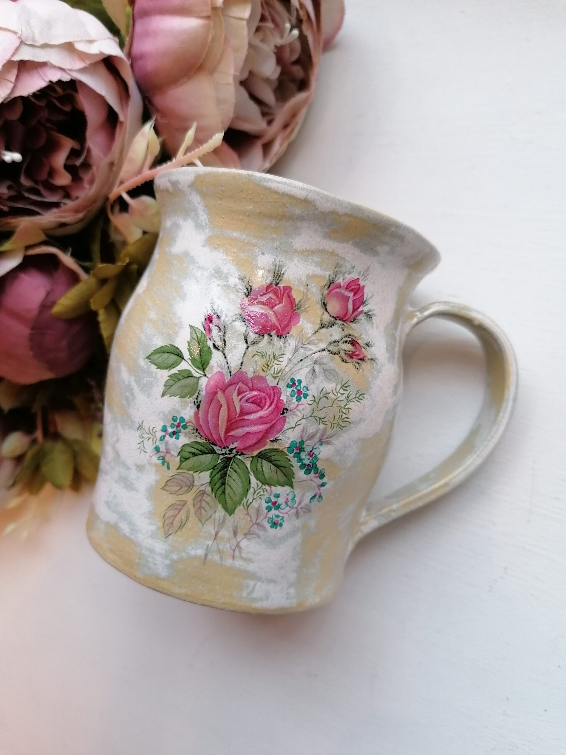 Keraamiline kruus kaunite roosidega