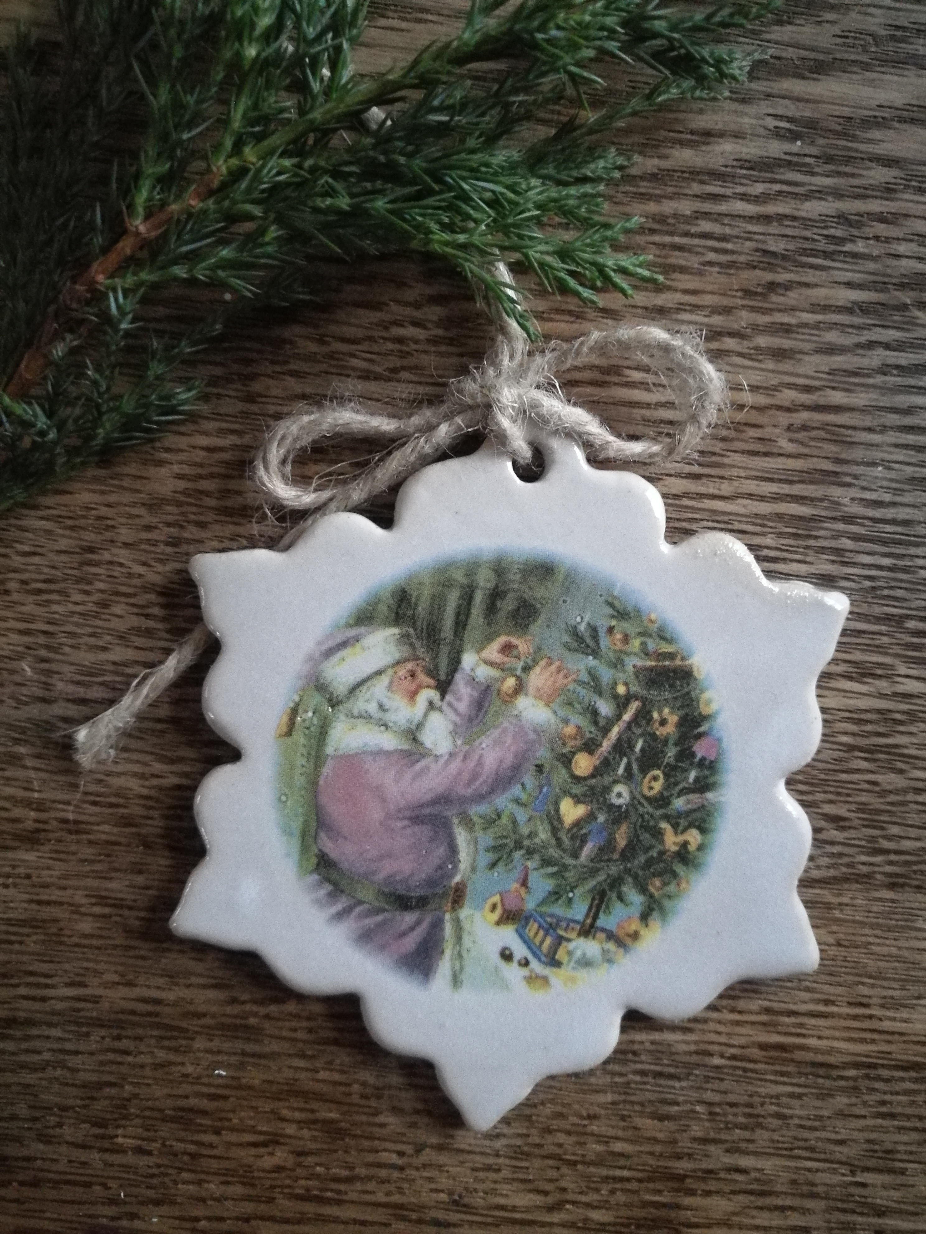 Nostalgiline keraamiline ehe "jõuluvana kuuske ehtimas''