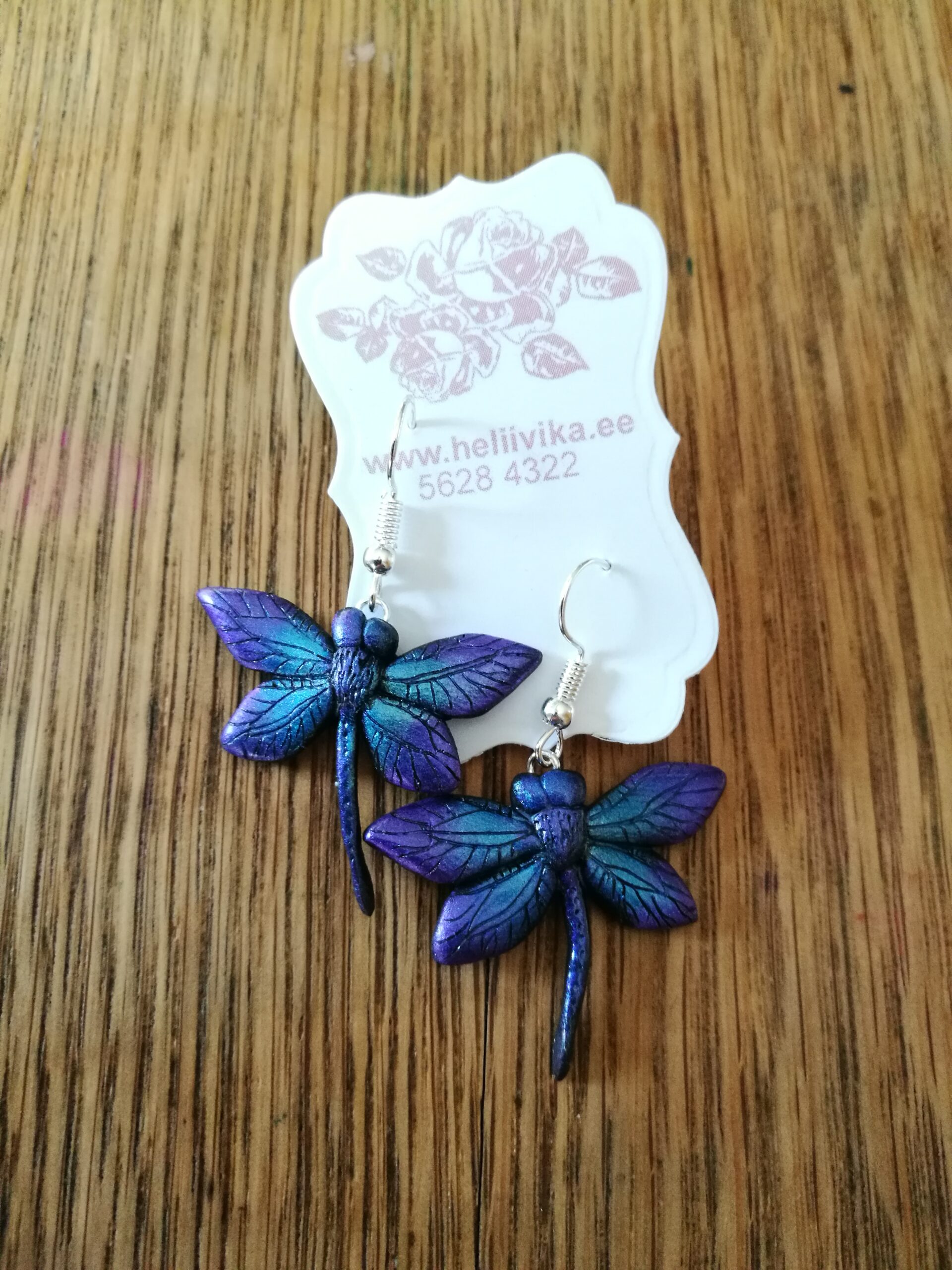 Sinise ja lilla läikeliste kiilidega kõrvarõngad