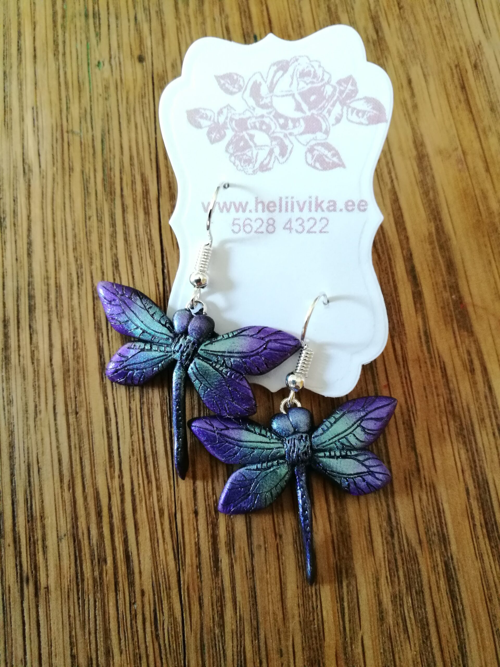 Rohelise ja lilla läikeliste kiilidega kõrvarõngad