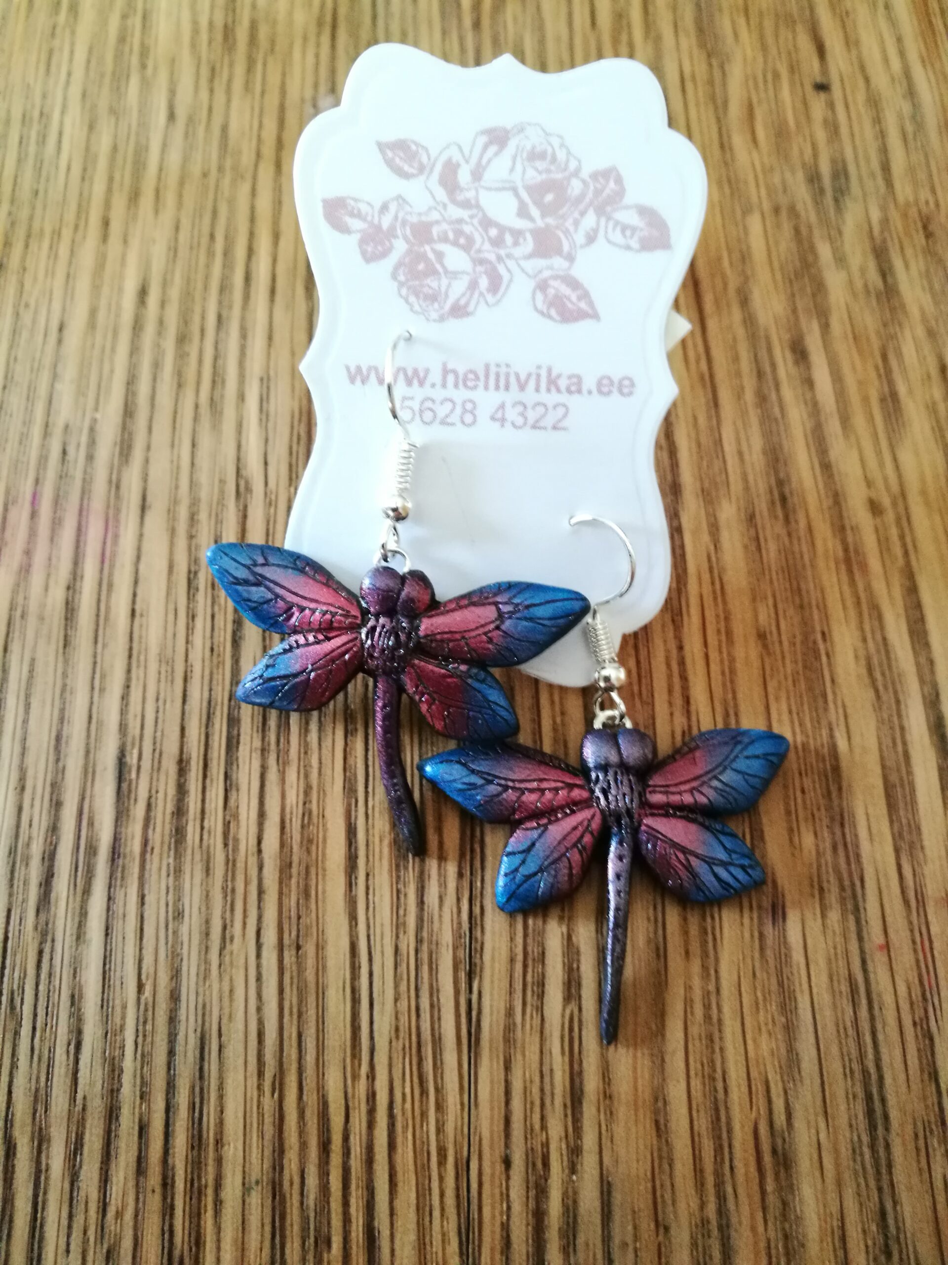 Punase ja sinise läikeliste kiilidega kõrvarõngad