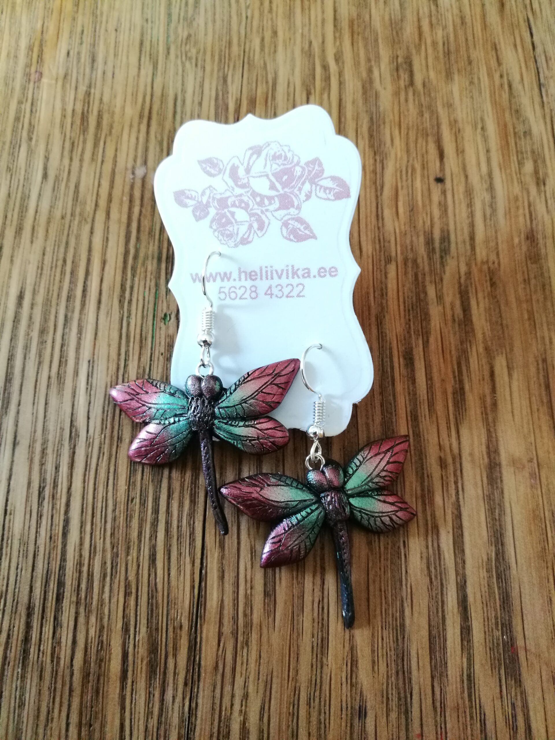 Rohelise ja punase läikeliste kiilidega kõrvarõngad