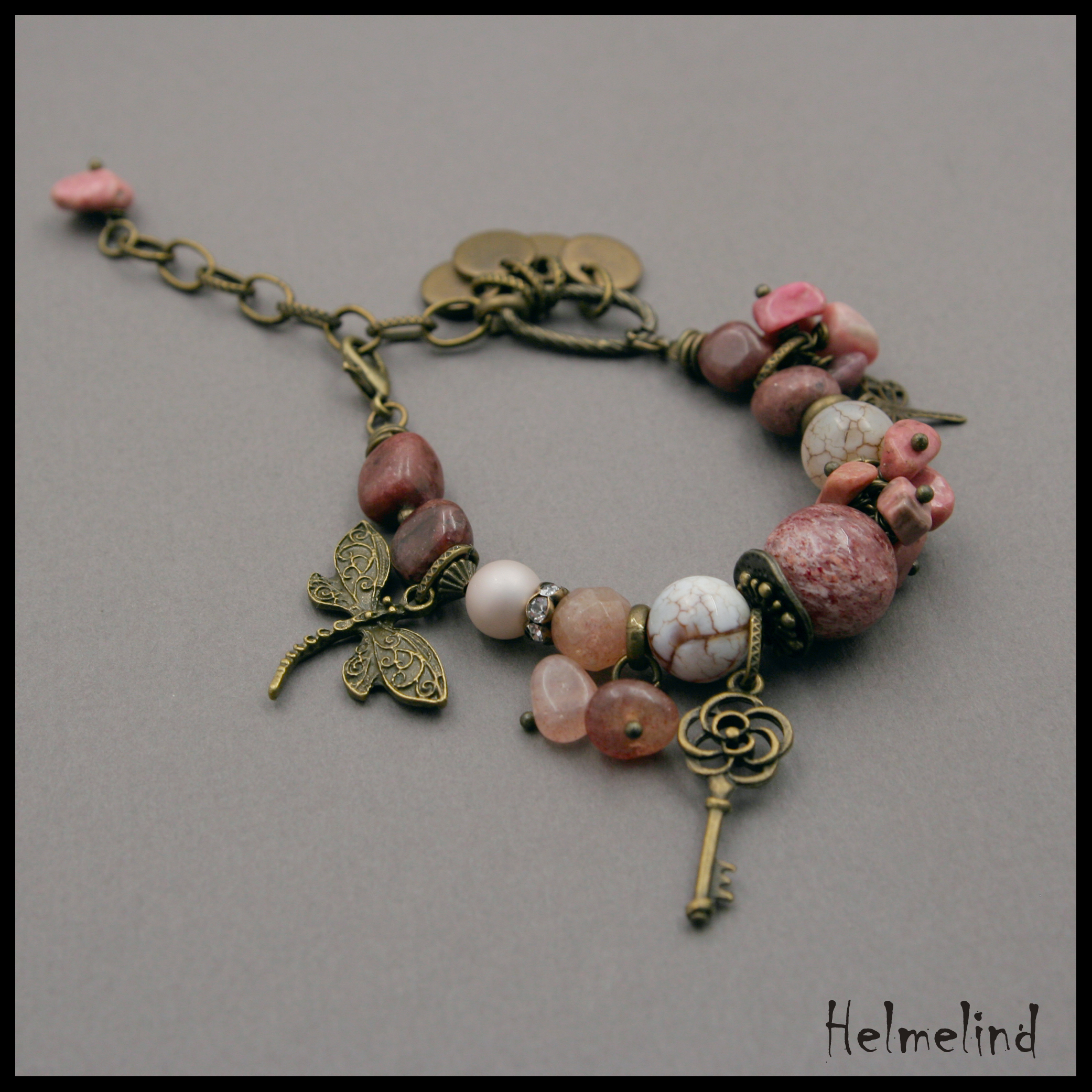 Kaunis poolvääriskividest käeehe- rodoniit, maasika kvarts, ahhaat