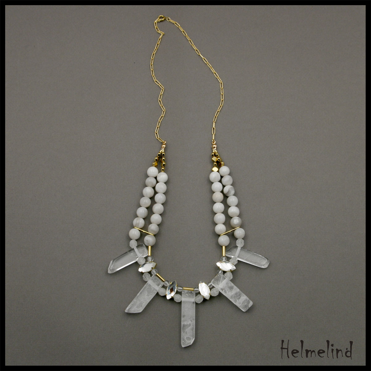 Kaunis erinevatest poolvääriskividest kaelaehe: valge kvarts, mäekristall