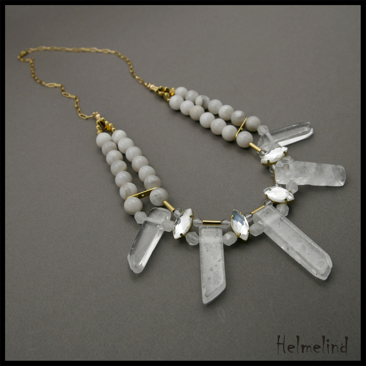 Kaunis erinevatest poolvääriskividest kaelaehe: valge kvarts, mäekristall