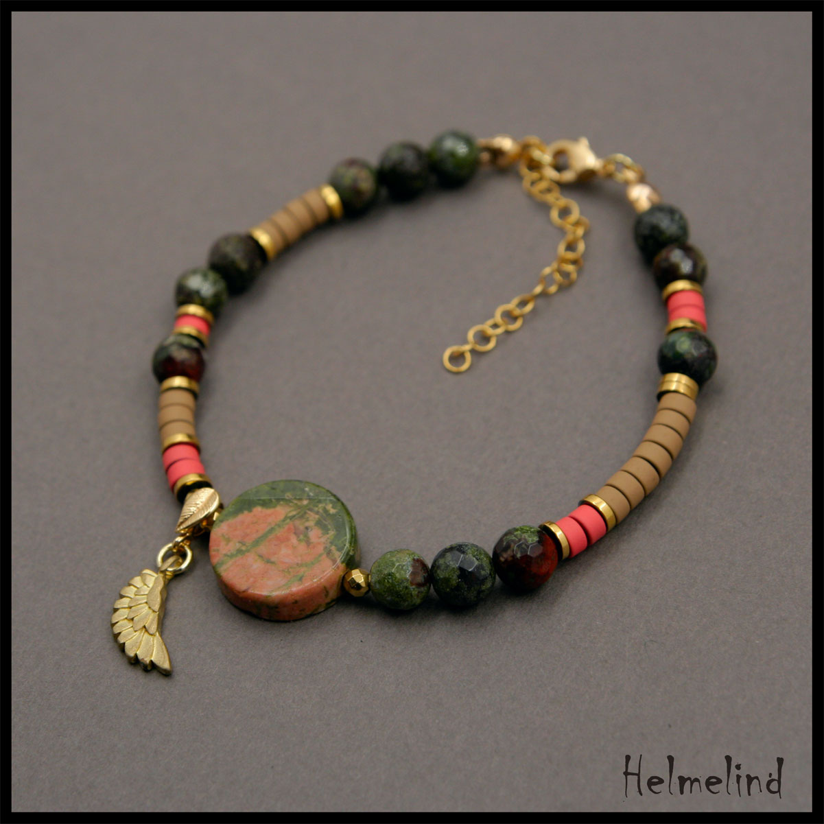 Kaunis poolvääriskividest käeehe - unakiit, verekivi, kaetud hematiit