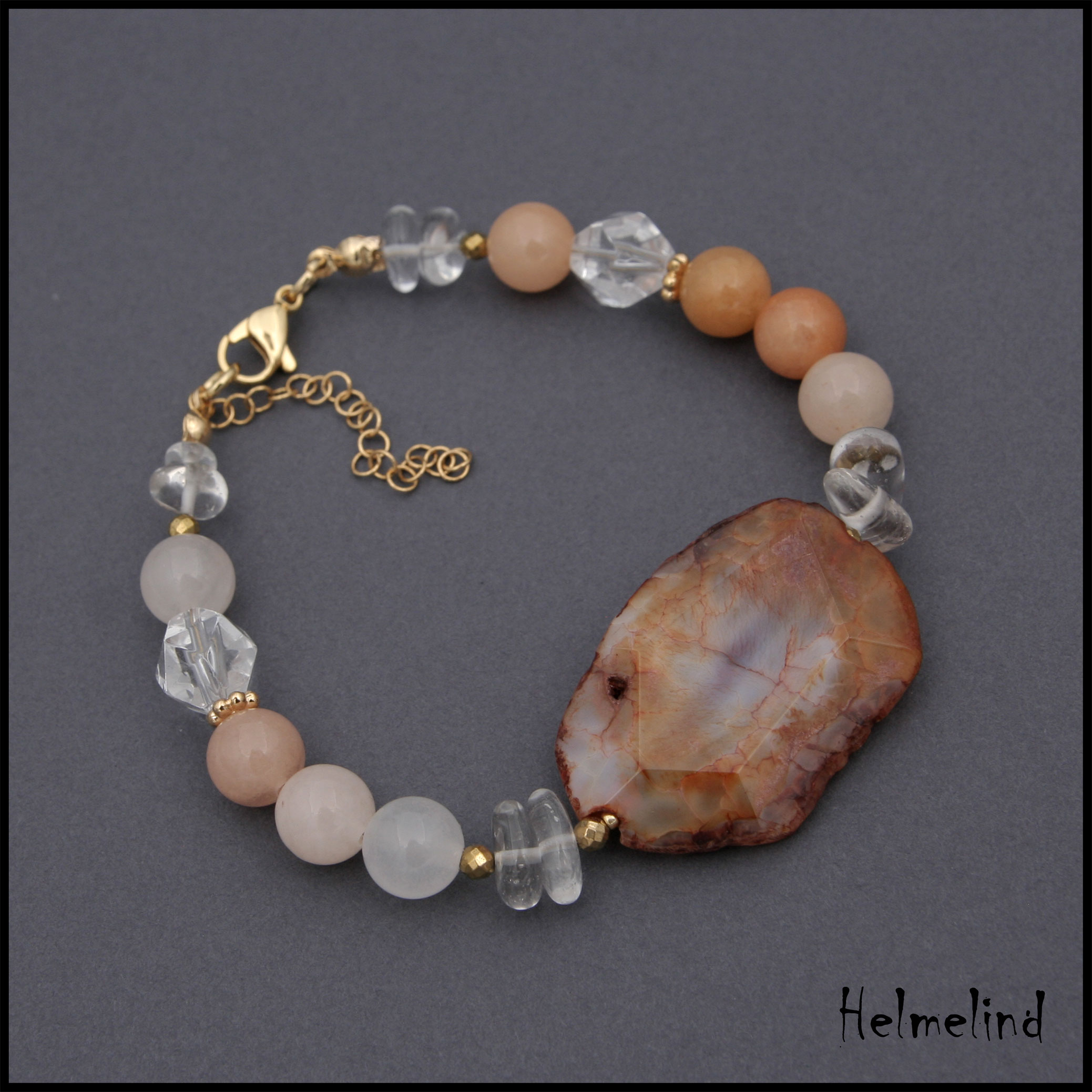 Kaunis poolvääriskividest käeehe- ahhaat, mäekristall, roosa aventuriin