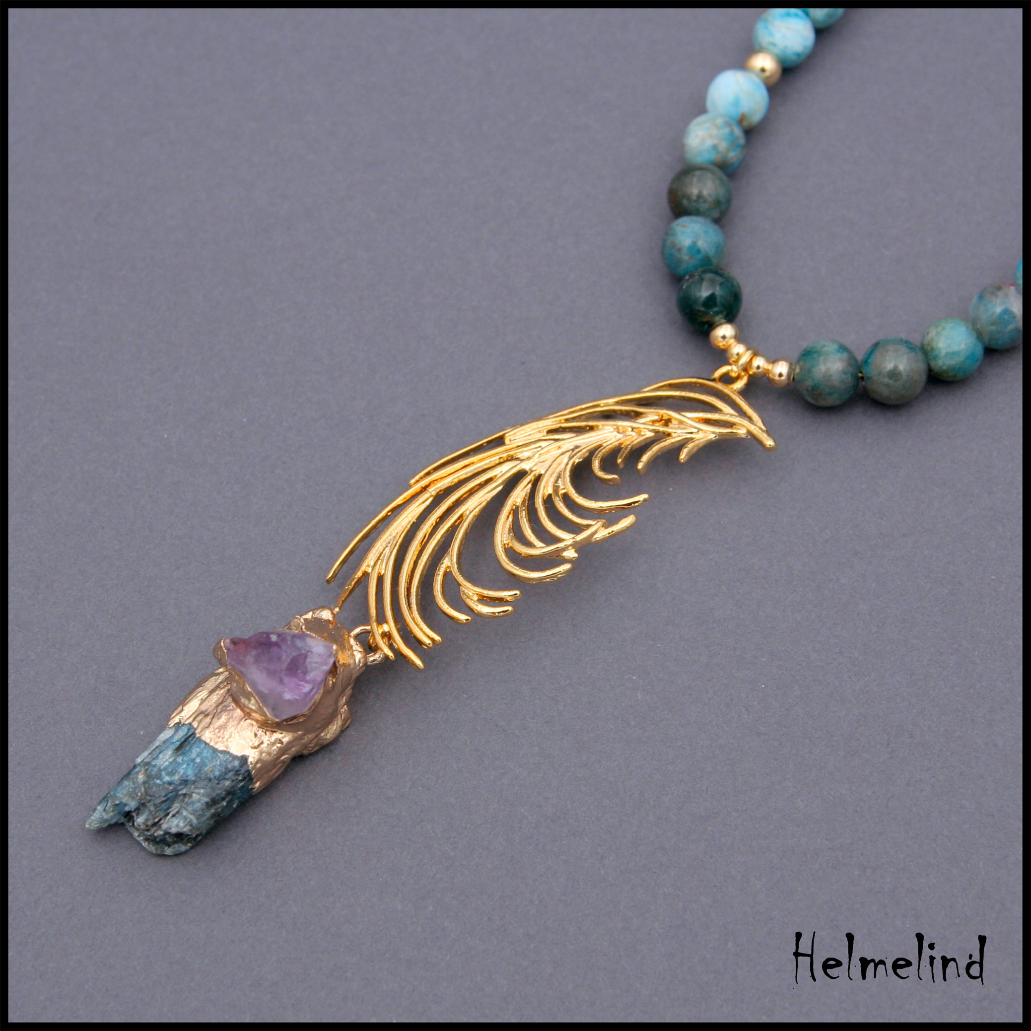 Kaunis erinevatest poolvääriskividest kee: apatiit, küaniit, ametüst