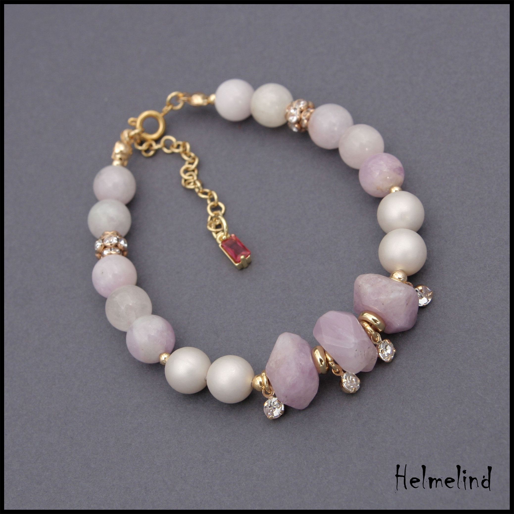 Kaunis poolvääriskividest käeehe - kuntsiit, shell helmes