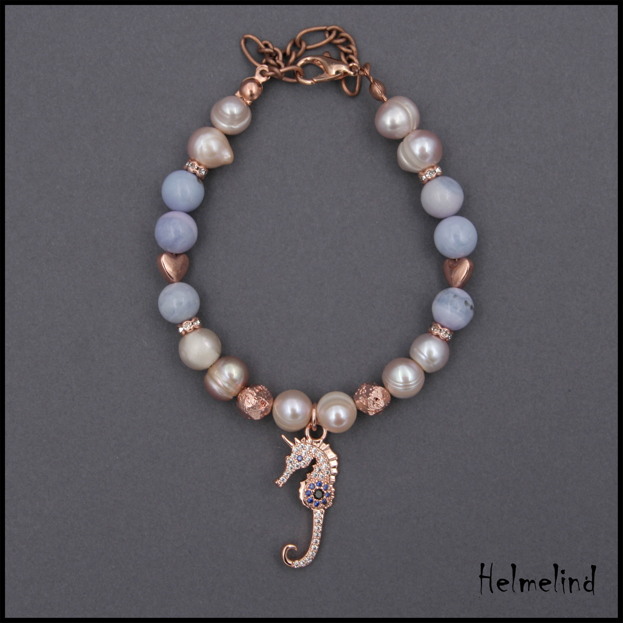 Kaunis poolvääriskividest käeehe "Merihobu"- lavendel opaal, mageveepärl