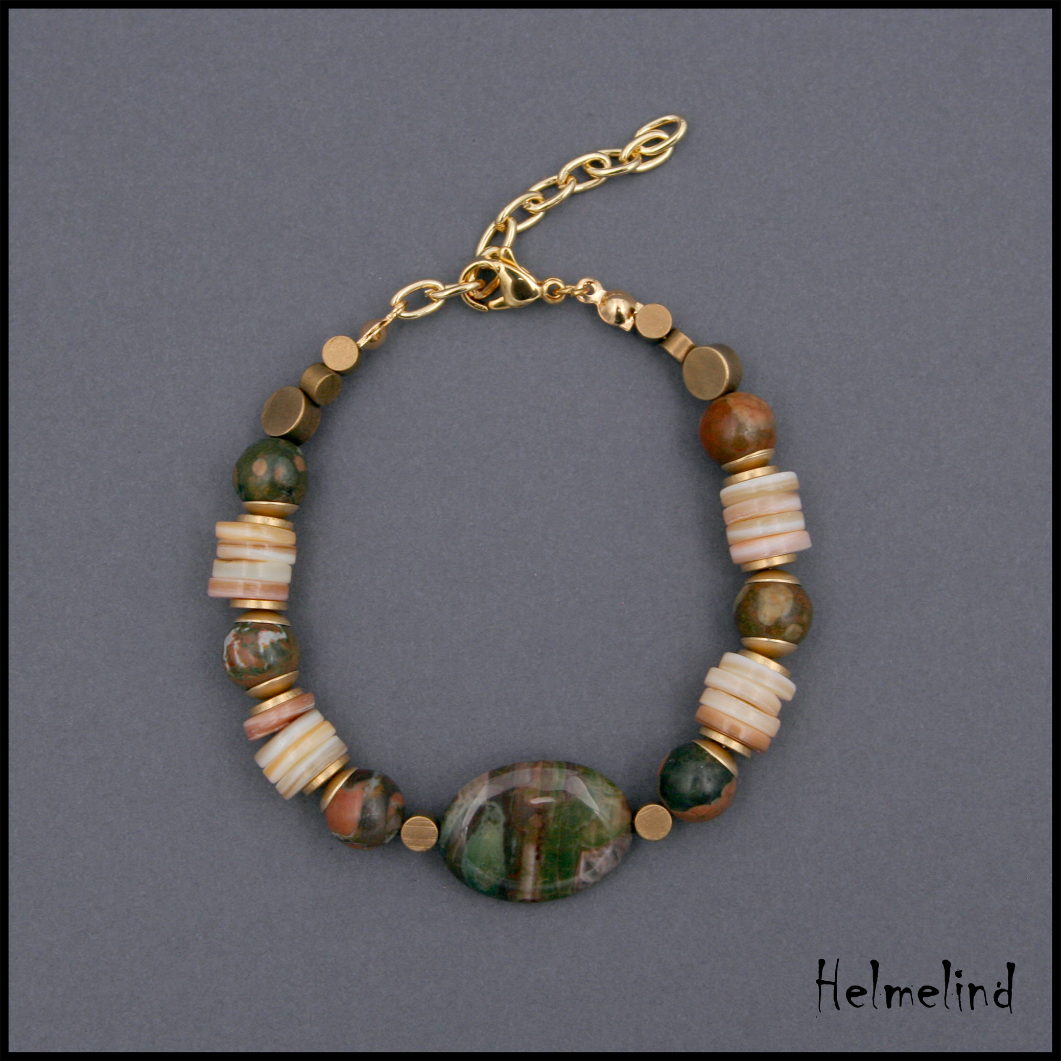 Kaunis poolvääriskividest käeehe- rüoliit, pärlikoda