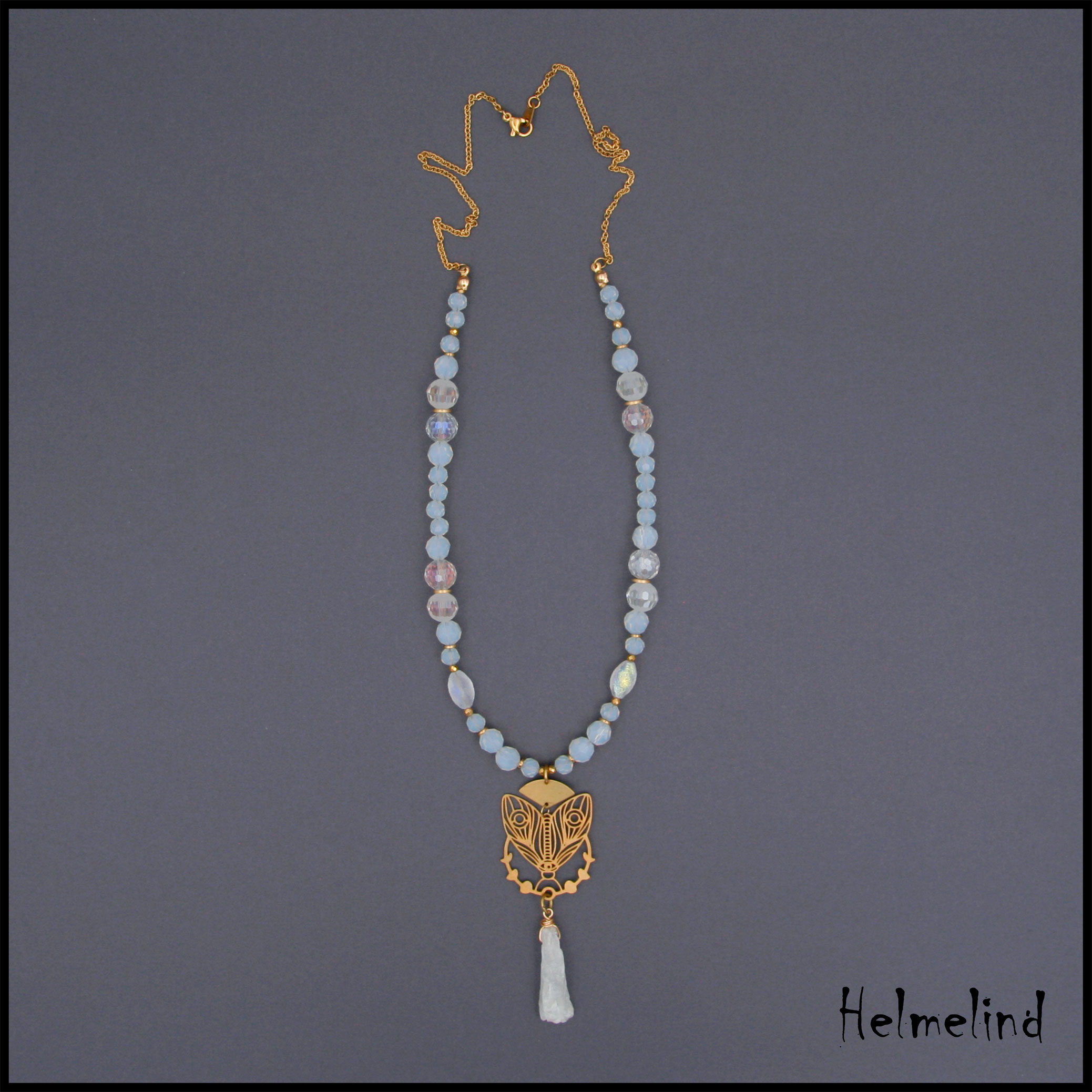 Kaunis erinevatest poolvääriskividest kaelaehe: opaliit, electroplated kvarts