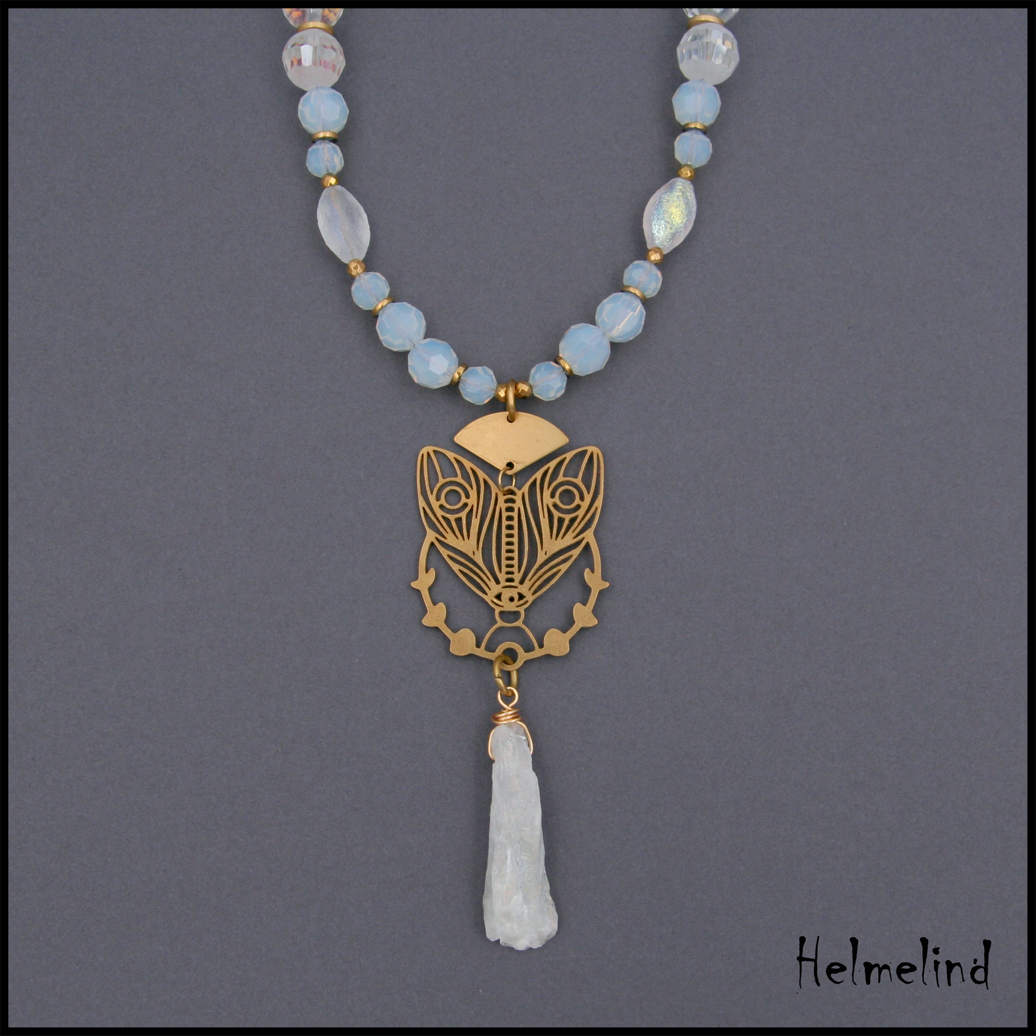 Kaunis erinevatest poolvääriskividest kaelaehe: opaliit, electroplated kvarts