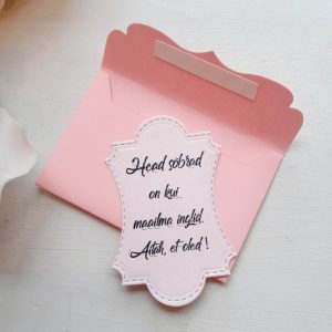 Pisike ümbrik koos armsa tekstiga "Love"