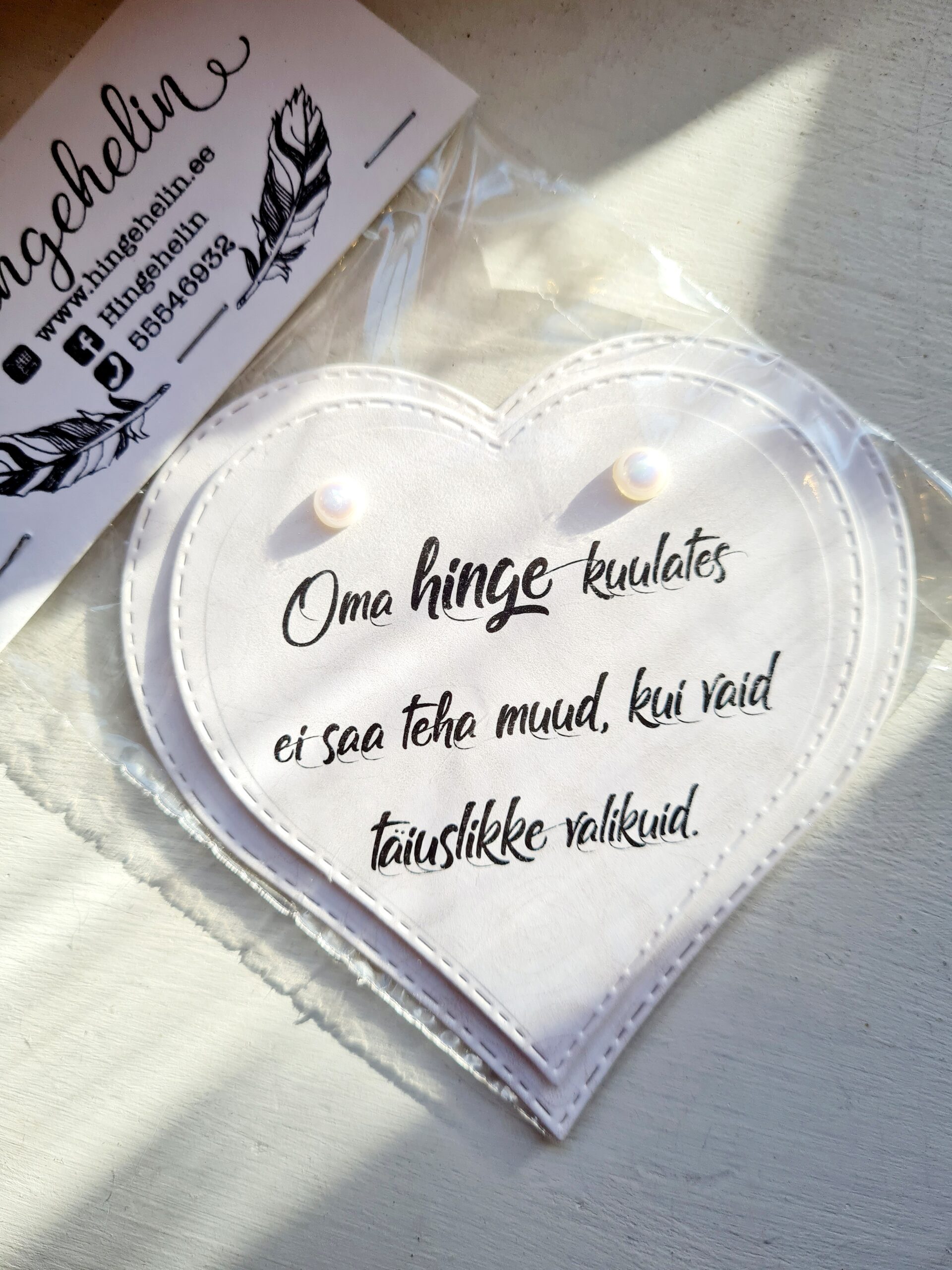 Magnet "Oma hinge kuulates ei saa teha muud, kui vaid täiuslikke valikuid", valge