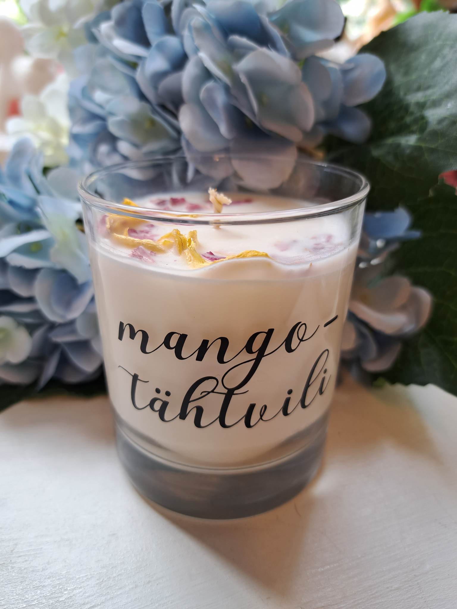 Eeterlike õlidega sojavahast lõhnaküünal, mango ja tähtvilja aroomiga