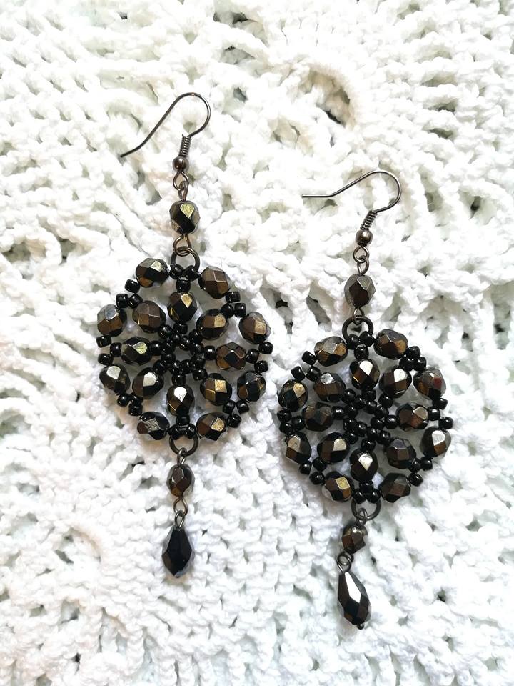 Tumehallide klaashelmestega kõrvarõngad