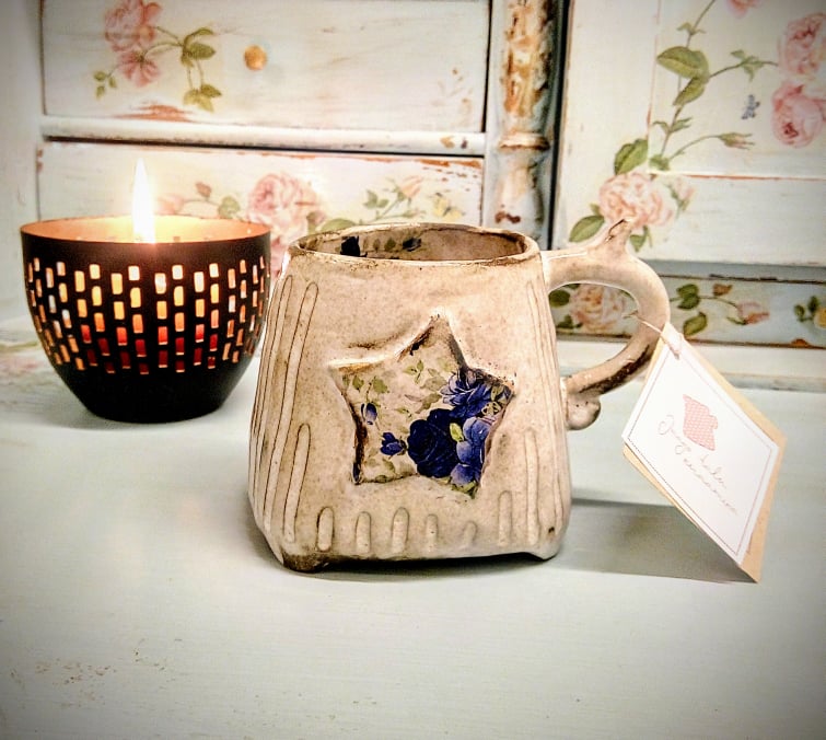 Romantiline, siniste roosidega kruus