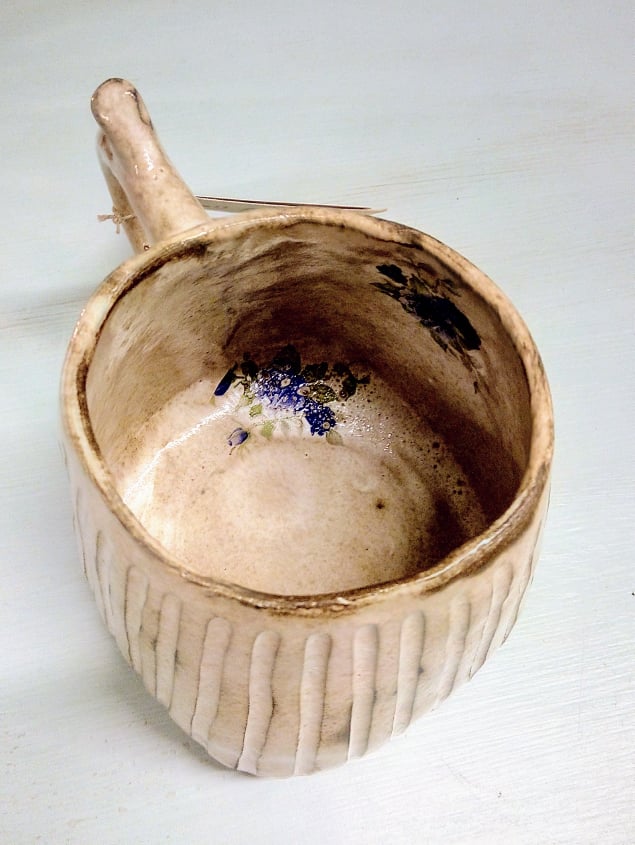 Romantiline, siniste roosidega kruus