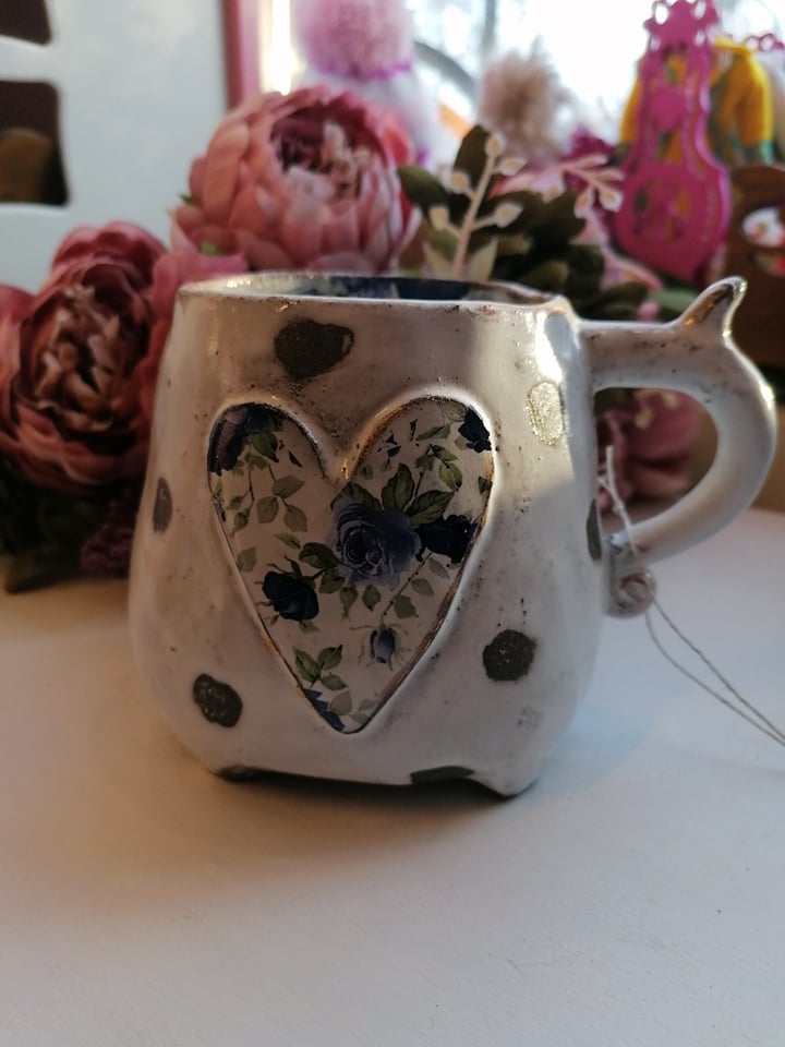 Romantiline kruus siniste roosidega